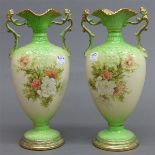 Paar Vasen Keramik, Gegenstücke, beidseitiger Henkel, 1 Henkel beschädigt, floraler Dekor, um