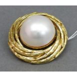 Brosche 14 kt. Gelbgold, graviert, Reliefarbeit, 1 Mabeperle, rund, ca. 11 g schwer, d 3 cm,