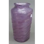 Jugenstilvase violett eingefärbtes Glas, Reliefdekor, 3-eckige Form, h 25 cm,