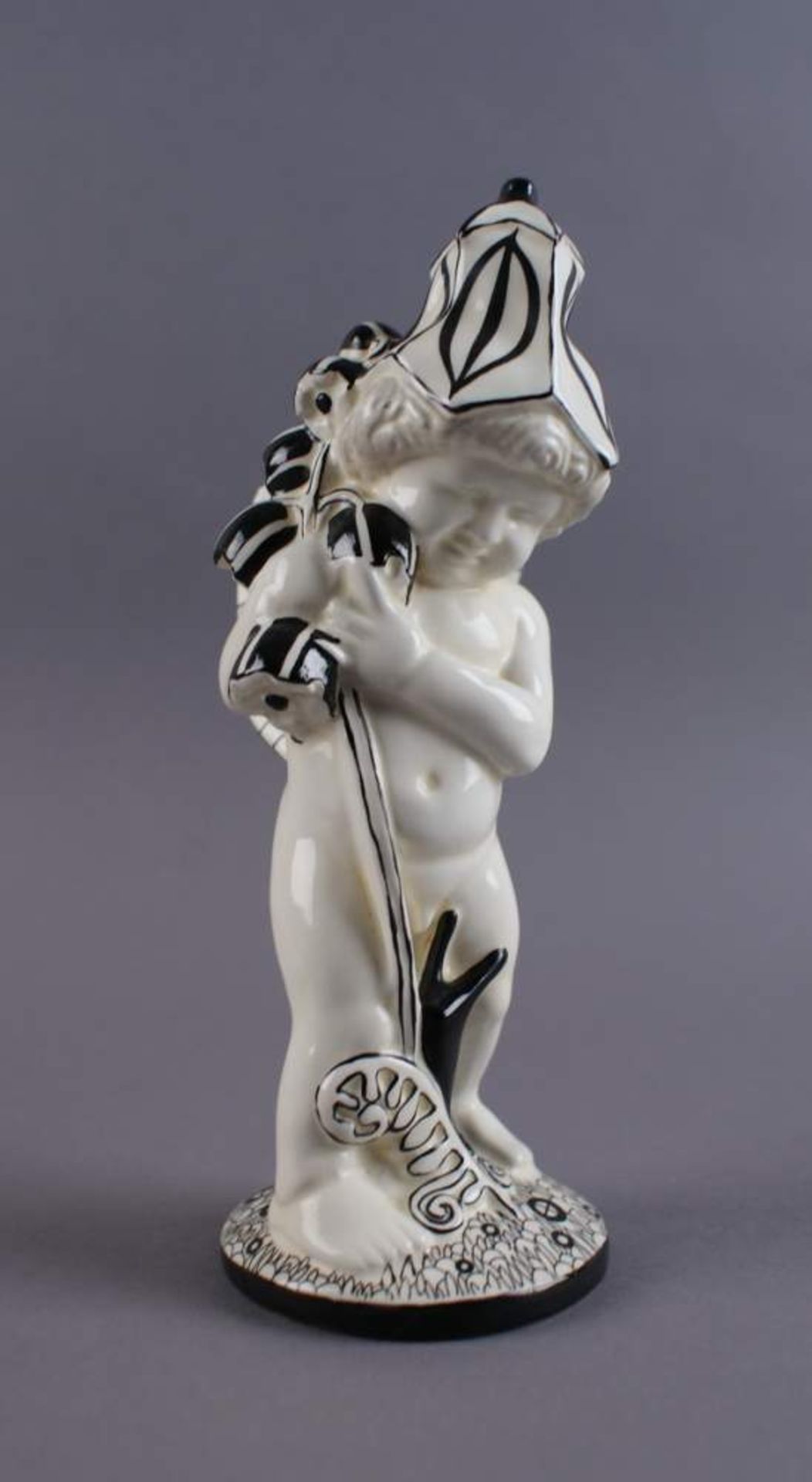 PUTTO MIT BLUMEN nach Michael Powolny, Skulptur eines Puttos mit Blumen im Arm, gem., H 19cm - Bild 7 aus 8