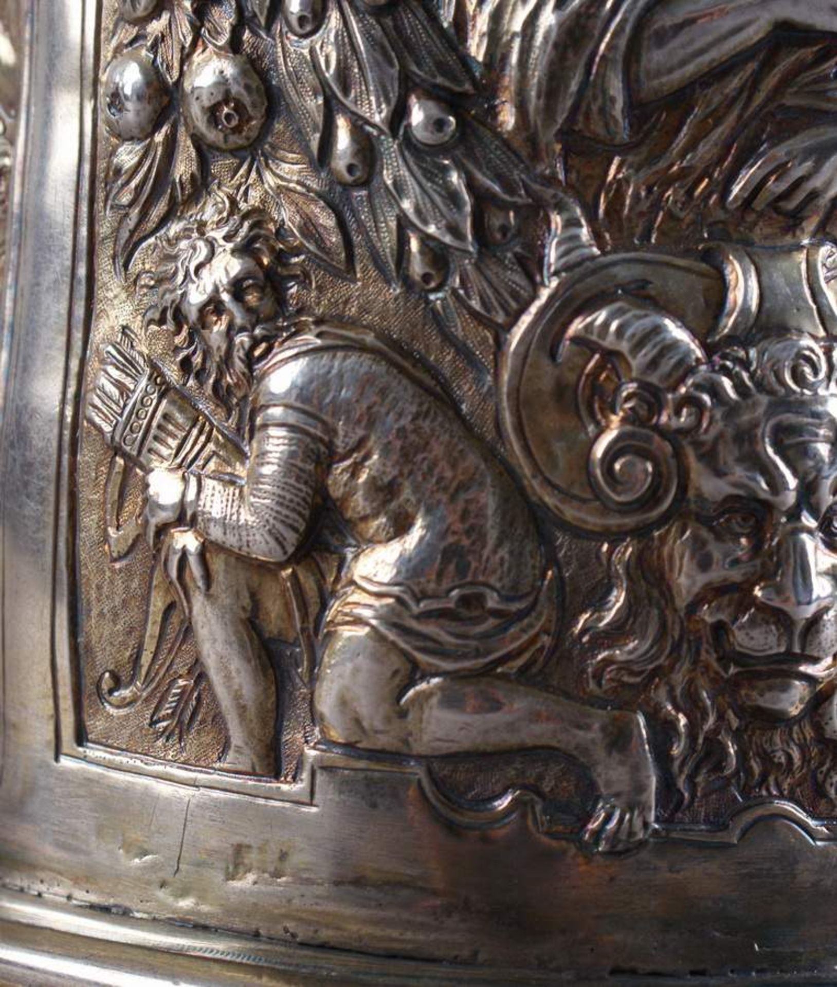 PRUNKVOLLER HOCHZEITSKRUG Deutschland, Silber und innen vergoldet, umseitig mithistorischen - Bild 23 aus 25