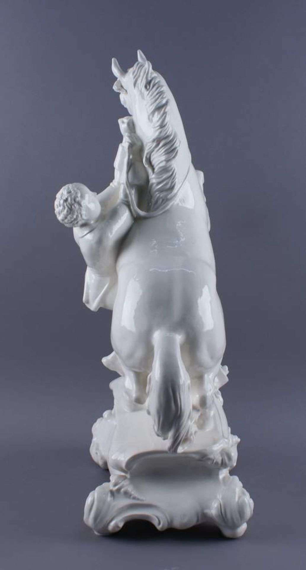 NYMPHENBURG PFERDPorzellan, Skulptur eines steigenden Pferdes, daneben ein Mann, der versucht es - Bild 5 aus 13