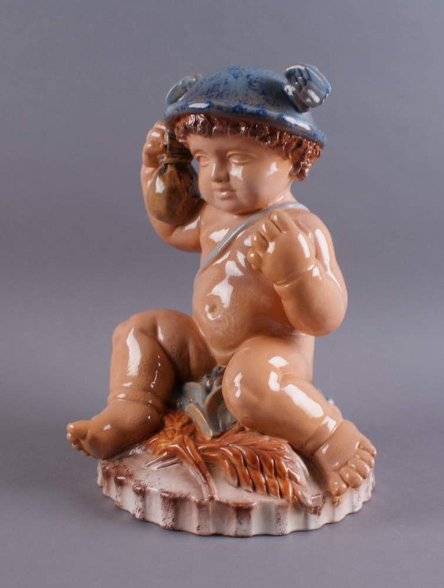 SITZENDER PUTTO Keramik, nach Michael Powolny, sitzender Putto mit beflügeltem Helm, gem.,H 30 x B - Bild 4 aus 9
