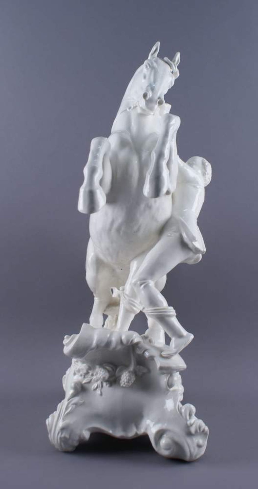 NYMPHENBURG PFERDPorzellan, Skulptur eines steigenden Pferdes, daneben ein Mann, der versucht es - Bild 4 aus 13