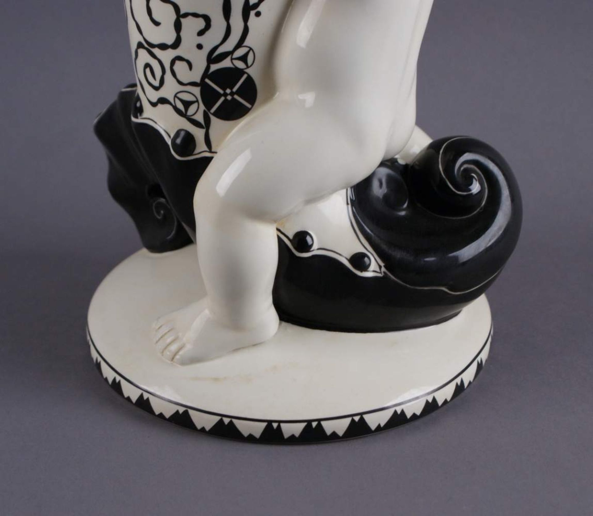 PUTTO MIT FÜLLHORN Keramik, nach Michael Powolny, Skultpur eines Puttos auf einem großenFüllhorn - Bild 4 aus 9