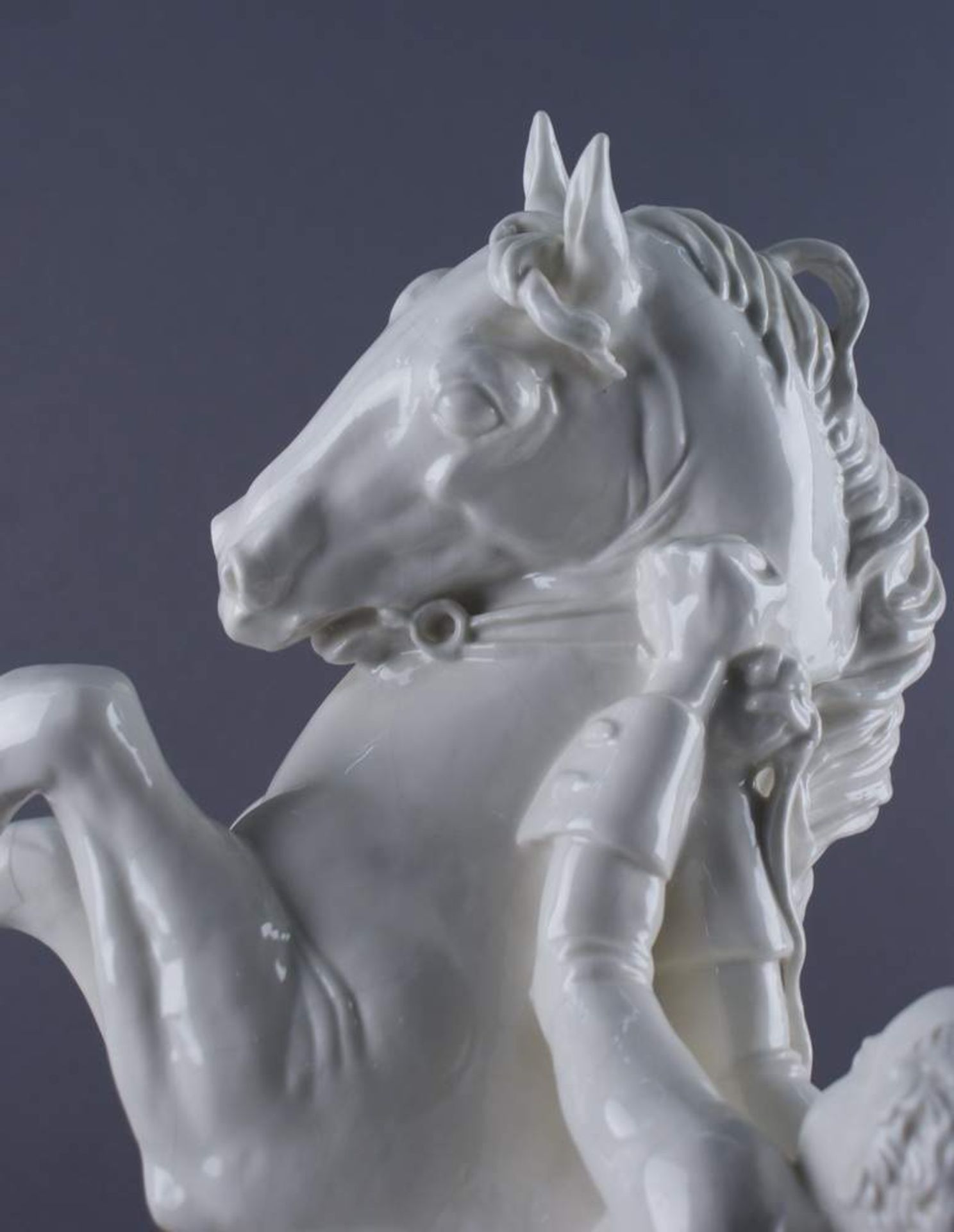 NYMPHENBURG PFERDPorzellan, Skulptur eines steigenden Pferdes, daneben ein Mann, der versucht es - Bild 9 aus 13