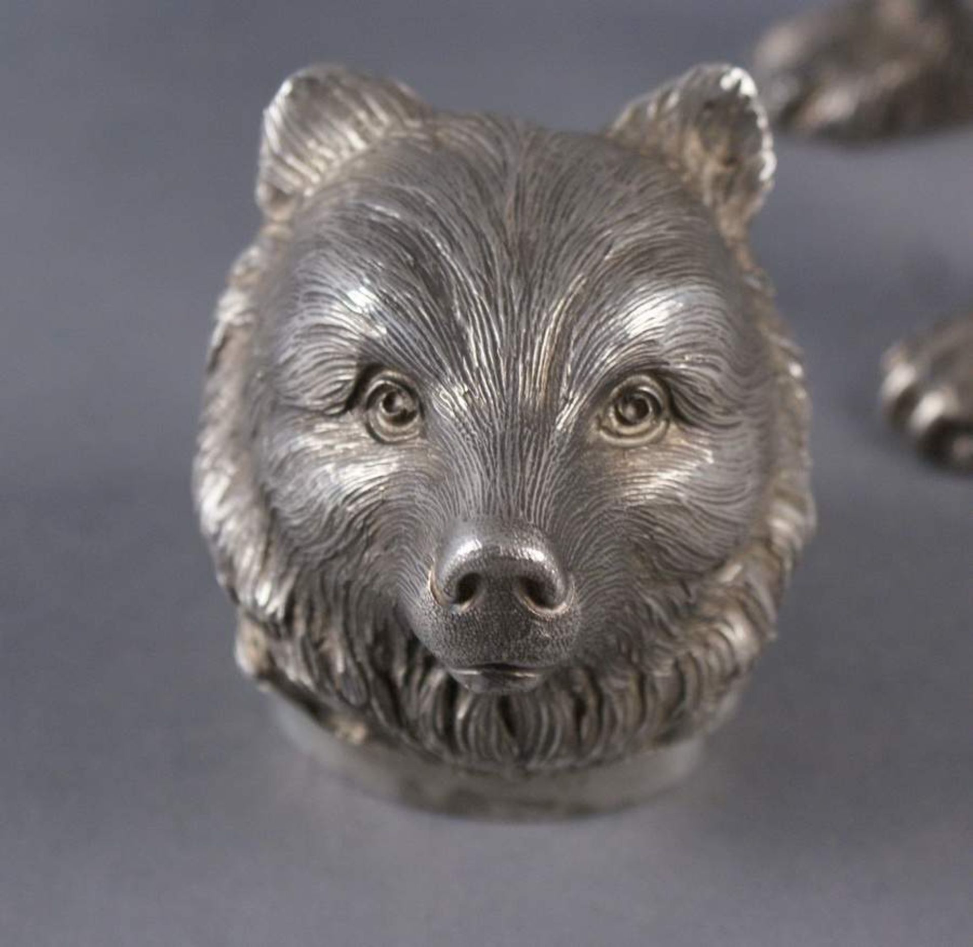 RUSSISCHER BÄR Silber, Skulptur eines stehenden Bären als Trinkspiel, Kopf abnehmbar,gepunzt, H 24 - Bild 8 aus 9