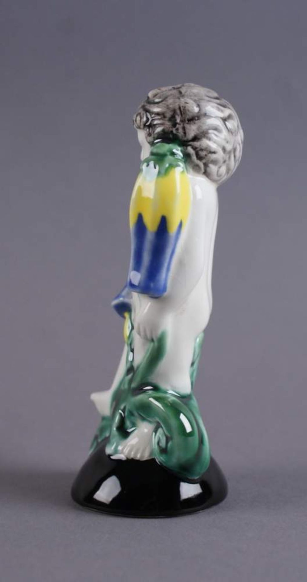 PUTTO MIT BLUMEN Keramik, nach Michael Powolny, Skulptur eines Puttos auf einer Blumesitzend, - Bild 2 aus 5