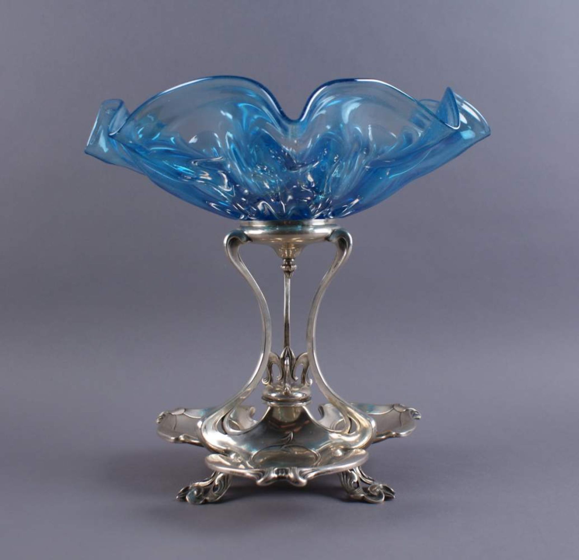 JUGENDSTIL SCHALE / TAFELAUFSATZ Wien, mit blau geschliffenem Glas und fein gearbeitetemFuß aus - Bild 2 aus 9