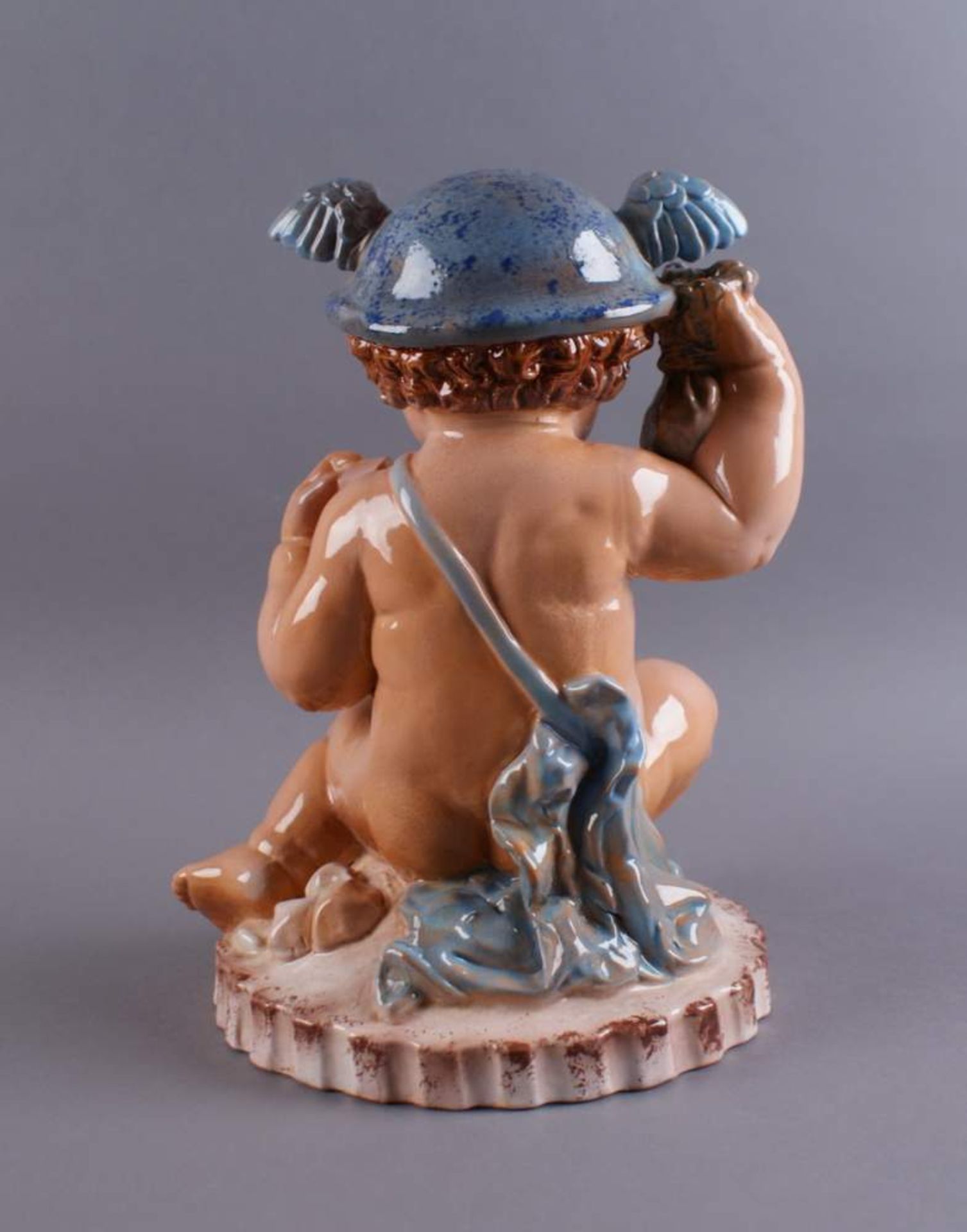 SITZENDER PUTTO Keramik, nach Michael Powolny, sitzender Putto mit beflügeltem Helm, gem.,H 30 x B - Bild 6 aus 9