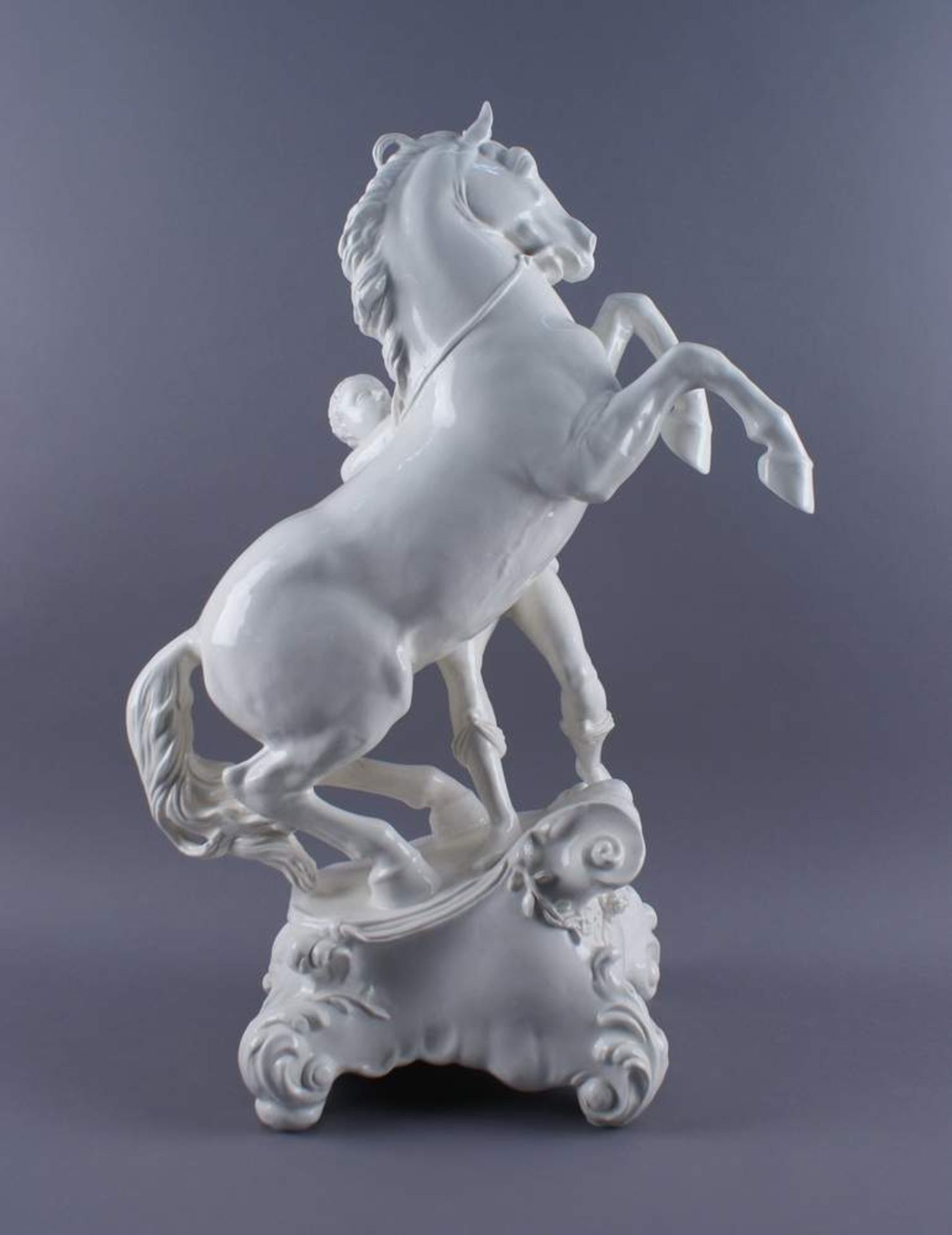 NYMPHENBURG PFERDPorzellan, Skulptur eines steigenden Pferdes, daneben ein Mann, der versucht es - Bild 3 aus 13