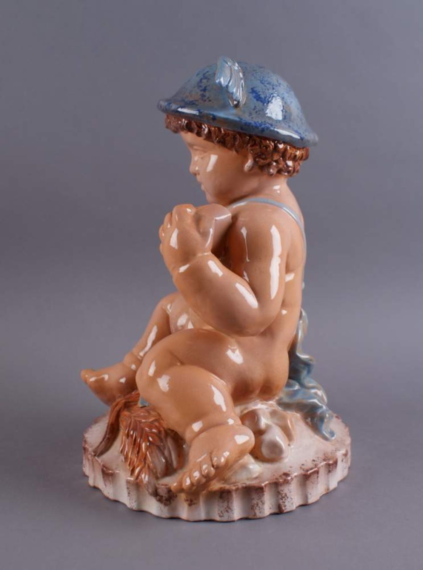 SITZENDER PUTTO Keramik, nach Michael Powolny, sitzender Putto mit beflügeltem Helm, gem.,H 30 x B - Bild 5 aus 9