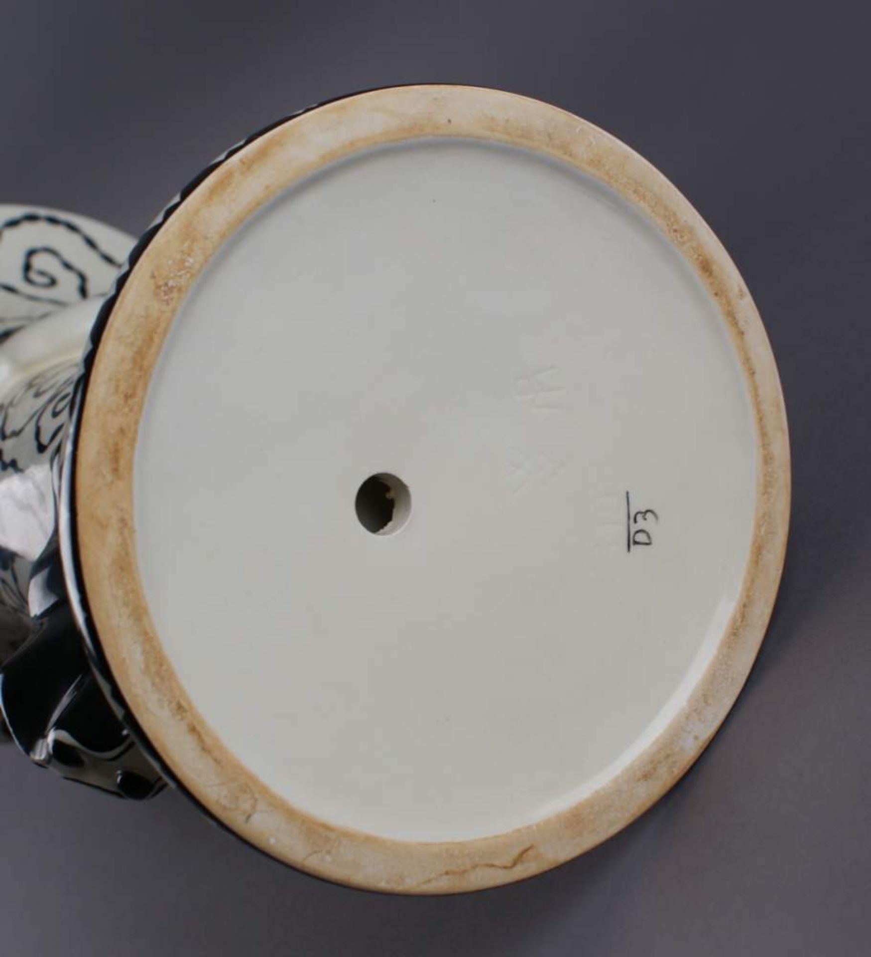 PUTTO MIT FÜLLHORN Keramik, nach Michael Powolny, Skultpur eines Puttos auf einem großenFüllhorn - Bild 8 aus 9