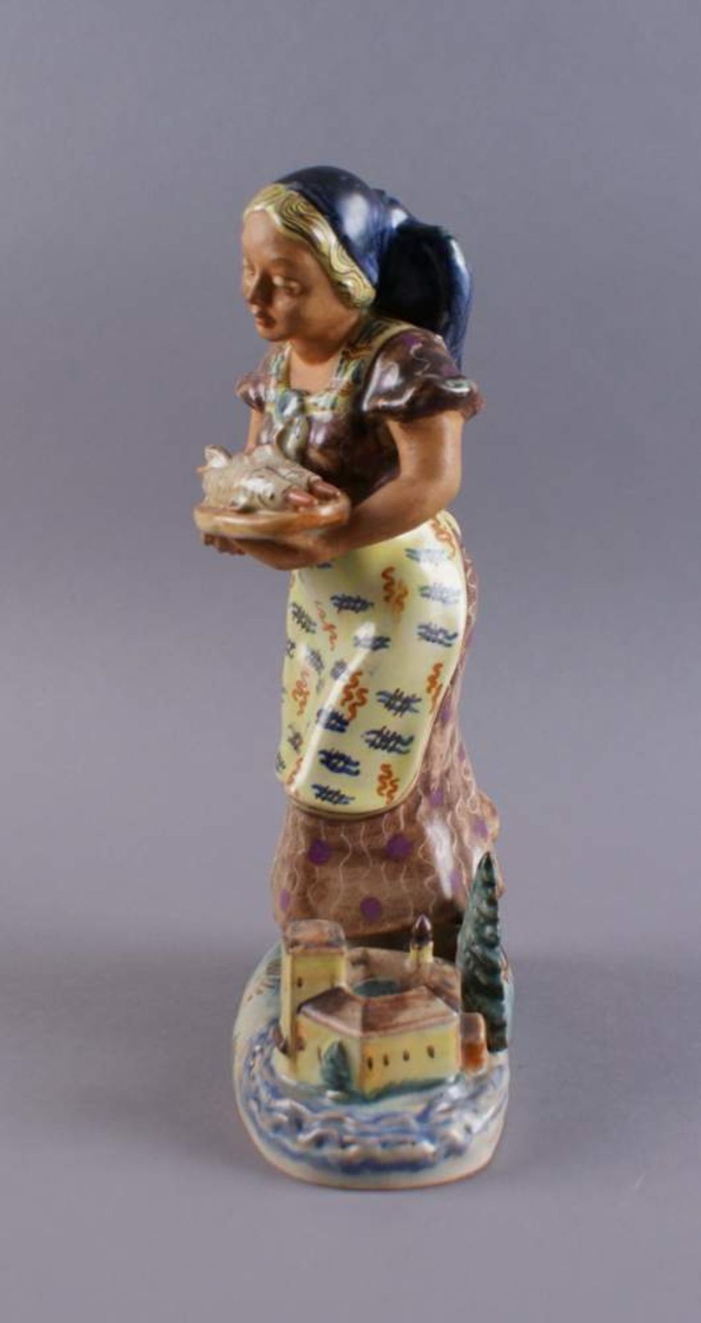GMUNDNER KERAMIK Skulptur einer Fischerin mit zwei Fischen in der Hand, im unteren Bereichein - Bild 4 aus 7