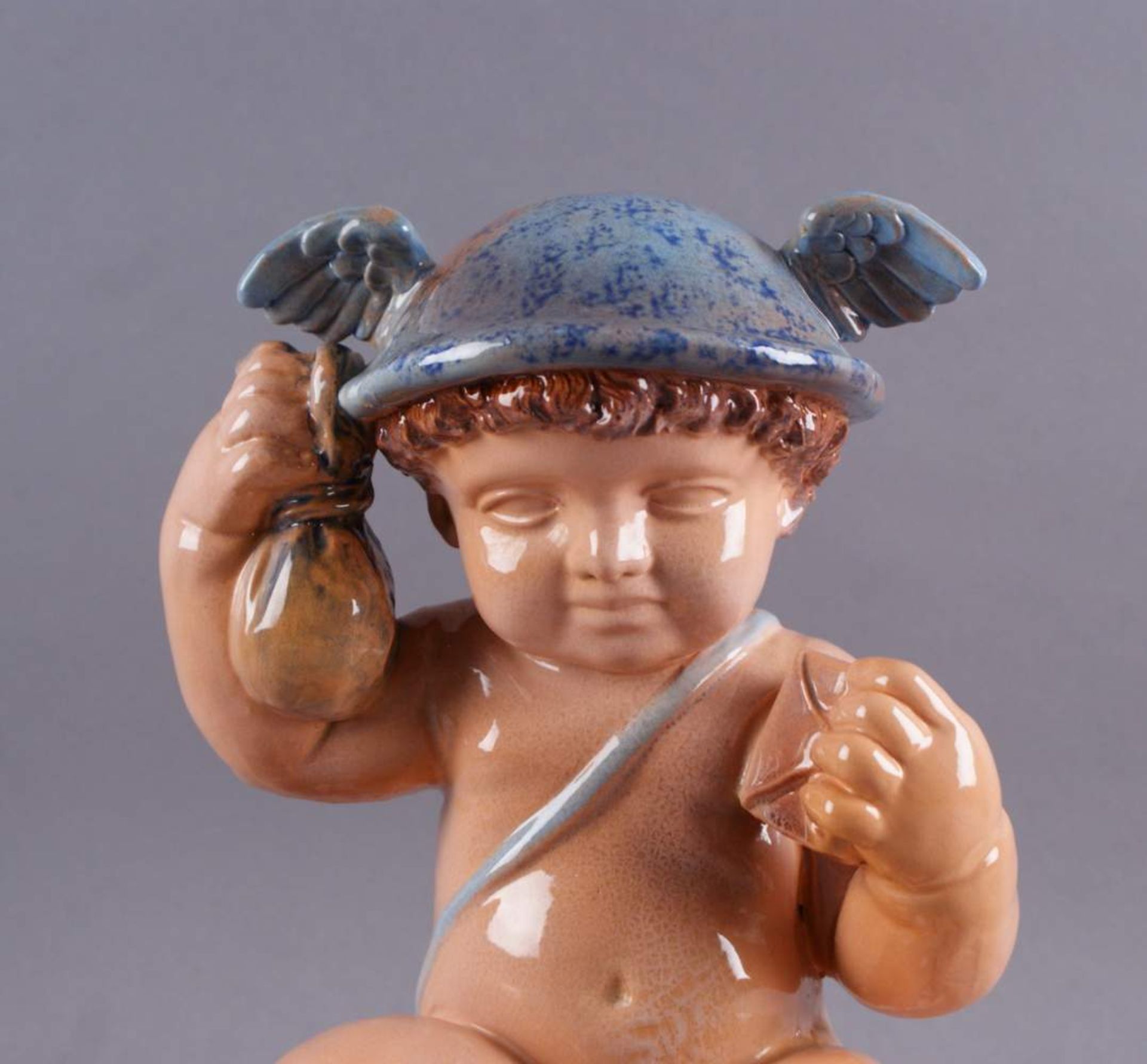 SITZENDER PUTTO Keramik, nach Michael Powolny, sitzender Putto mit beflügeltem Helm, gem.,H 30 x B - Bild 2 aus 9