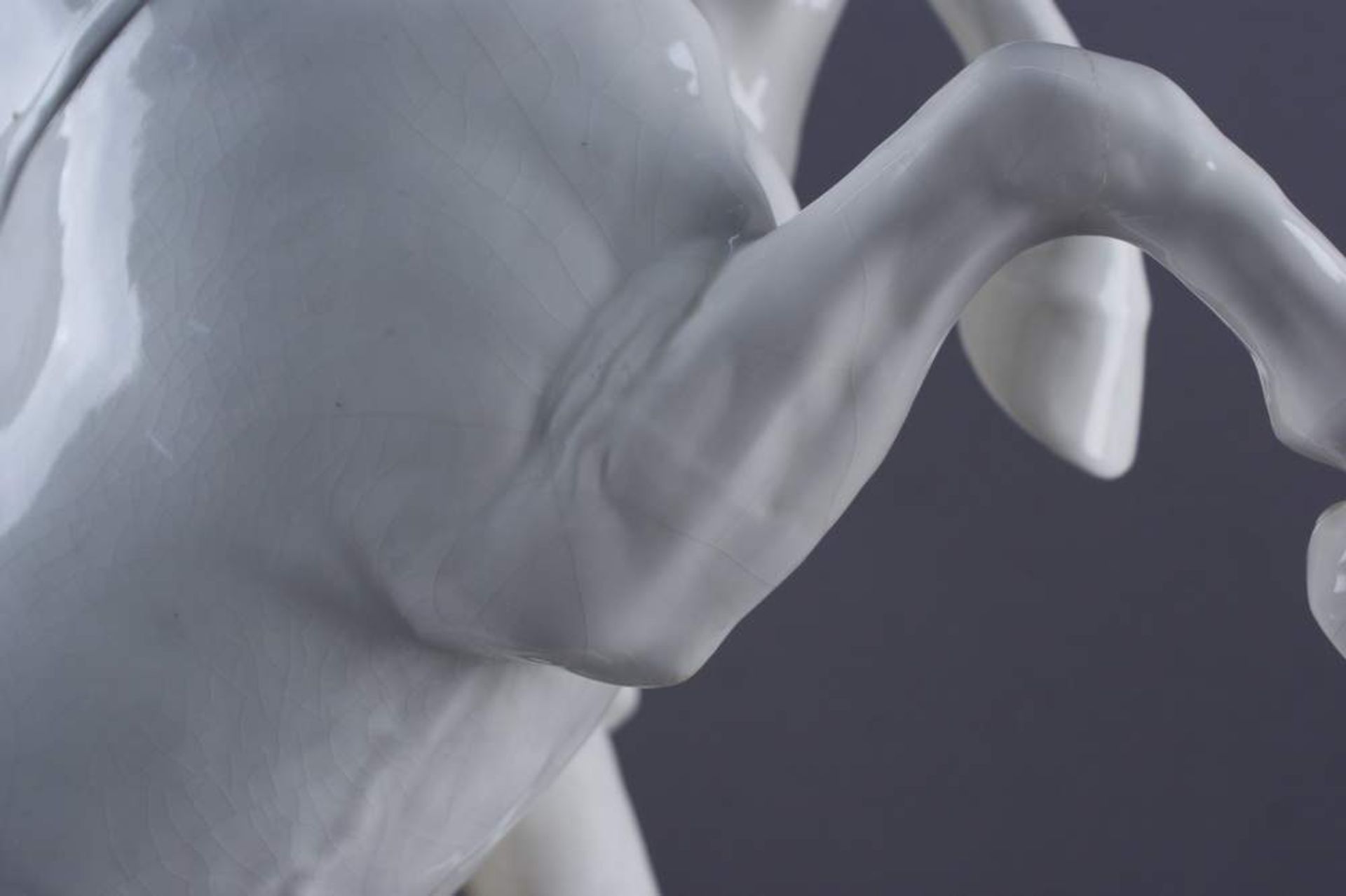 NYMPHENBURG PFERDPorzellan, Skulptur eines steigenden Pferdes, daneben ein Mann, der versucht es - Bild 7 aus 13