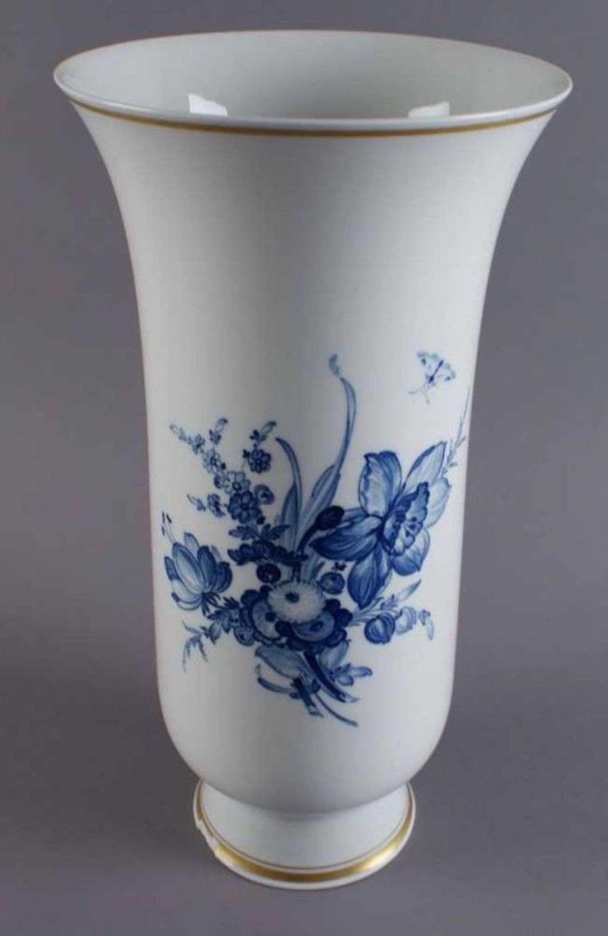 MEISSEN VASE 20. JH., Porzellan, mit blauem Blumendekor, Goldrand am Sockel und Schaft, Sockel