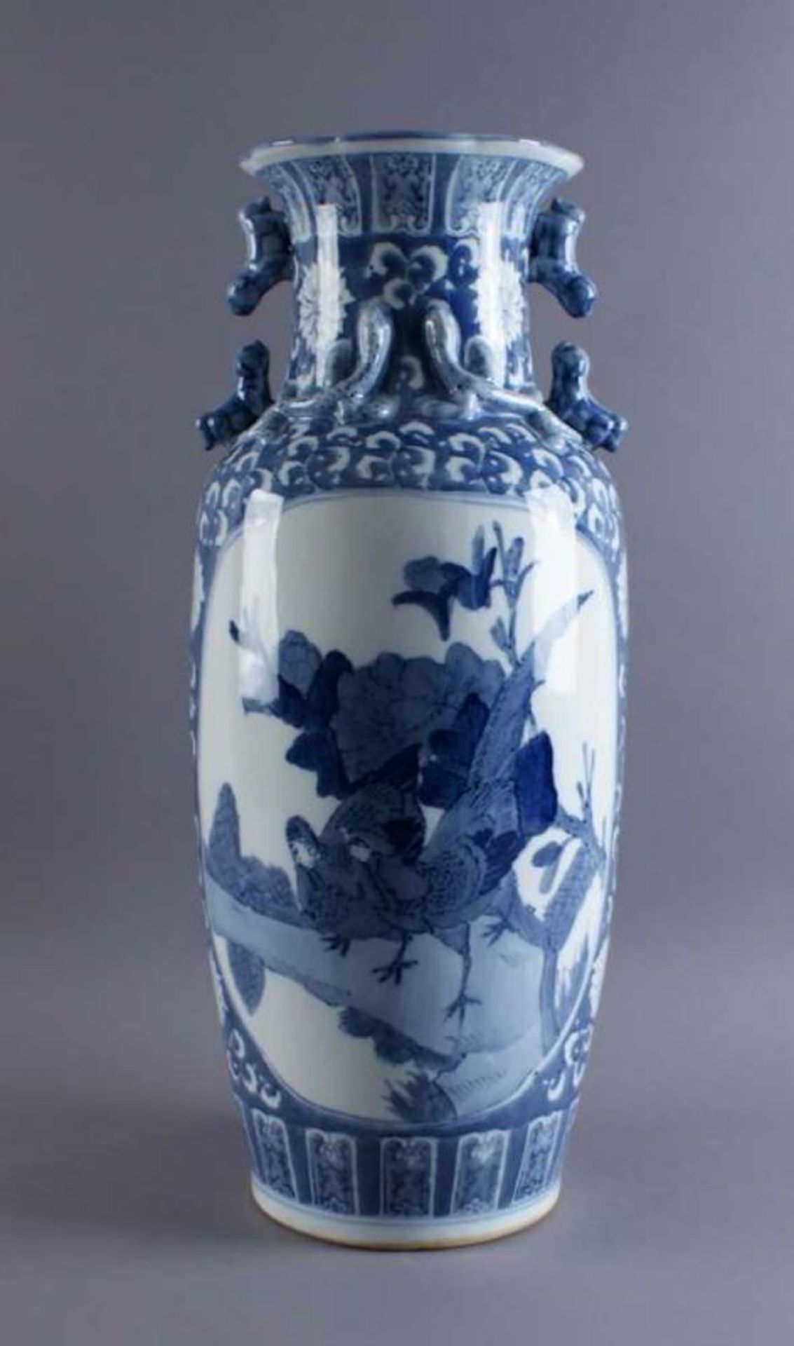 ASIATISCHE PORZELLANVASE China, wohl 19. JH, rote Bodenmarke mit chinesischen Schriftzeichen, sich