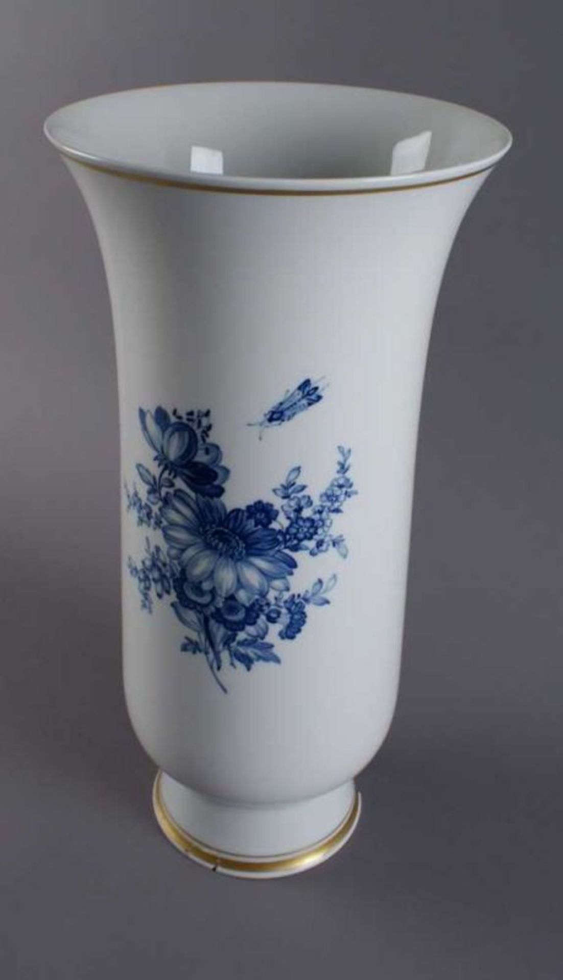 MEISSEN VASE 20. JH., Porzellan, mit blauem Blumendekor, Goldrand am Sockel und Schaft, Sockel - Bild 3 aus 5