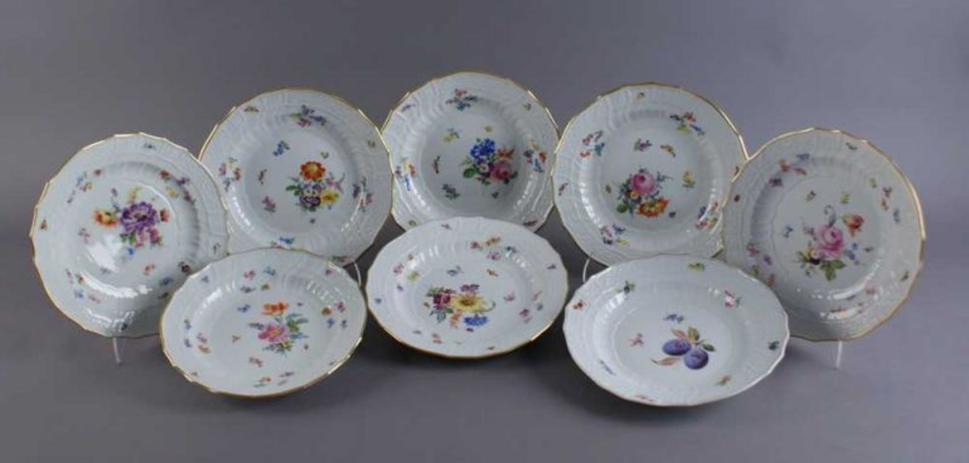 ACHT MEISSEN TELLER 19. JH., Porzellan, Goldrand, sieben Teller mit Blumendekor, Streublümchen und