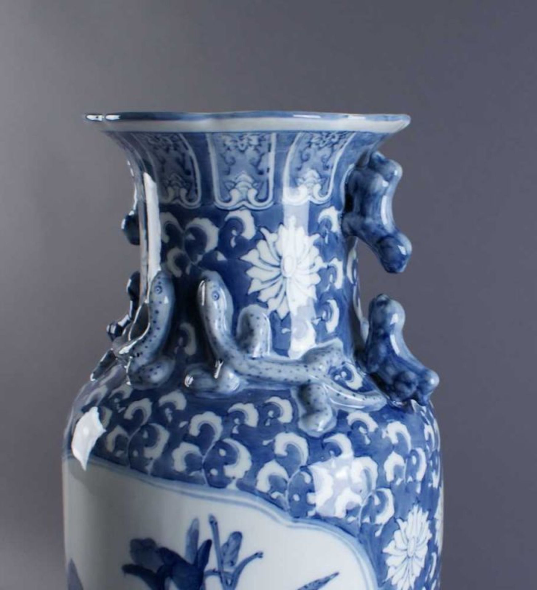 ASIATISCHE PORZELLANVASE China, wohl 19. JH, rote Bodenmarke mit chinesischen Schriftzeichen, sich - Bild 4 aus 7