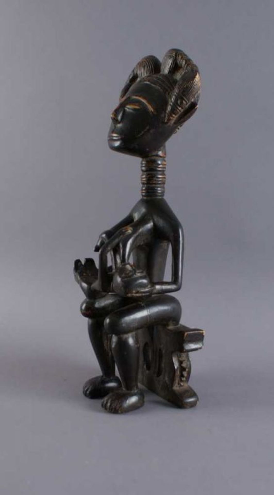 AFRIKANISCHE FIGUR 19. JH., afrikanische Fruchtbarkeitsfigur aus Holz geschnitzt, Mutter mit - Bild 5 aus 7