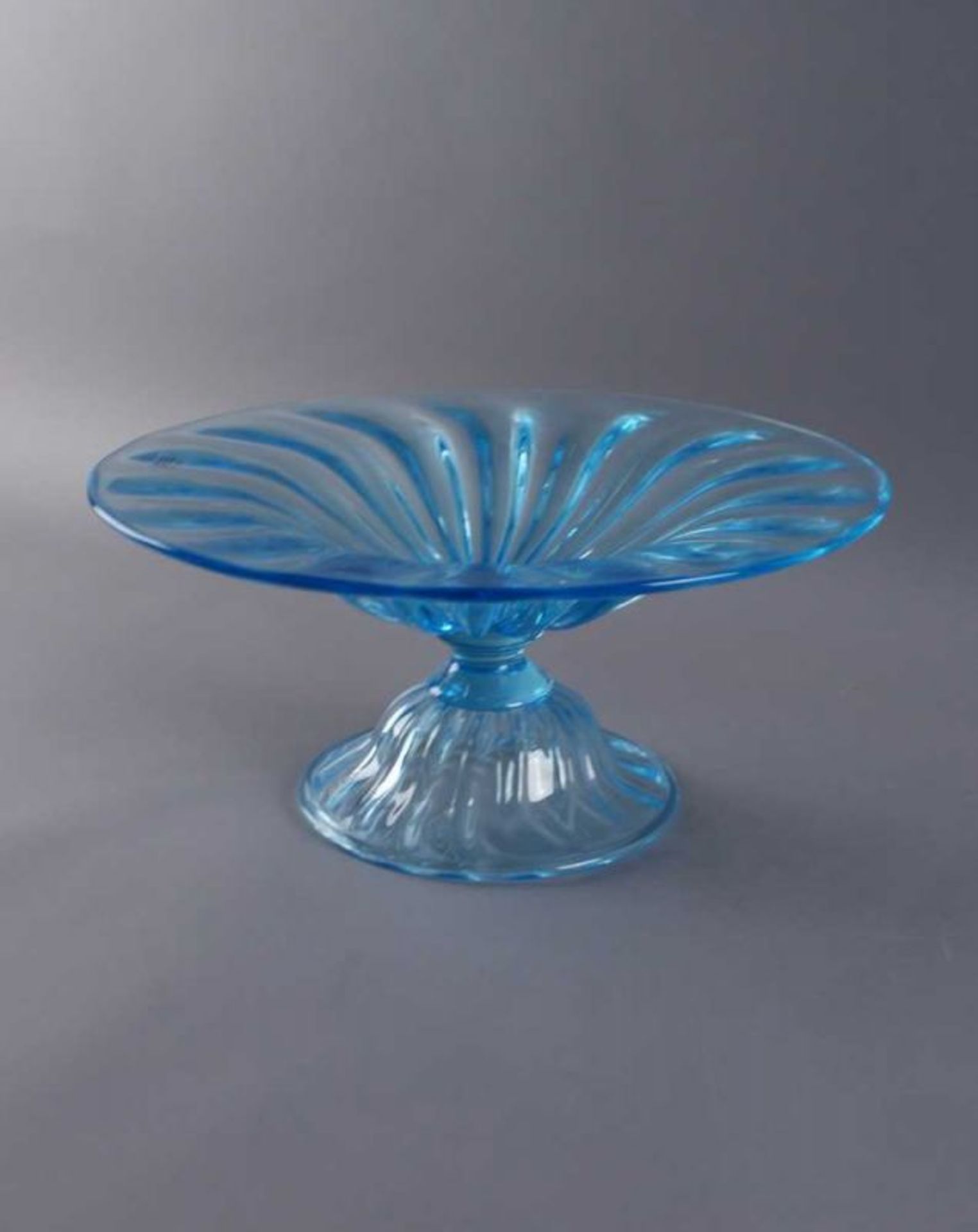 MURANO SCHALE / TAFELAUFSATZ 20. JH., Murano Schale aus türkisblauem Glas, mit Gravur am Sockel, H - Bild 3 aus 5