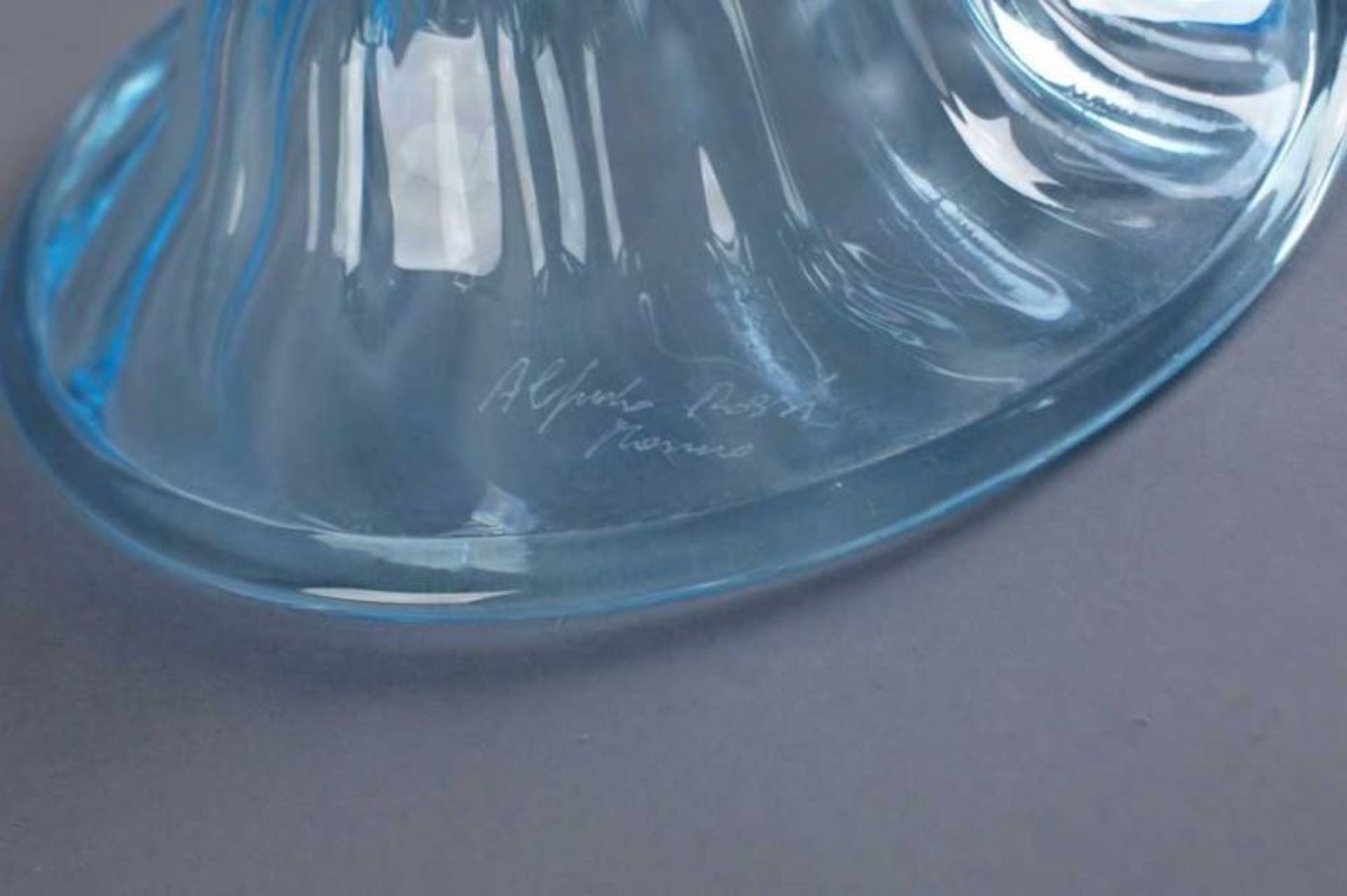 MURANO SCHALE / TAFELAUFSATZ 20. JH., Murano Schale aus türkisblauem Glas, mit Gravur am Sockel, H - Bild 5 aus 5