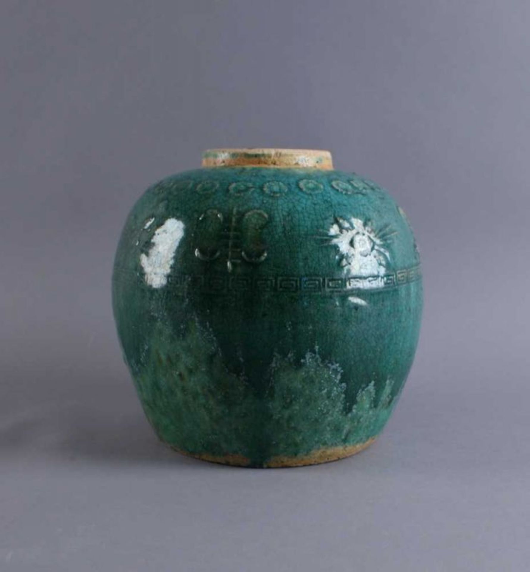 BLUMENVASE China, wohl 17. JH., bauchige Tonvase, grün glasiert, H 22 cm Durchmesser 21 cm 20.17 %