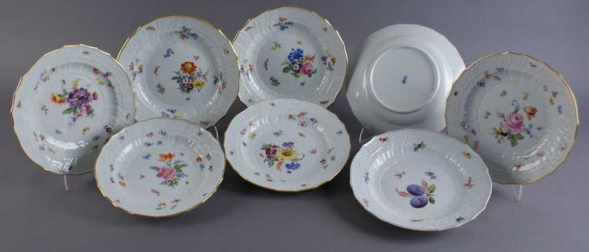 ACHT MEISSEN TELLER 19. JH., Porzellan, Goldrand, sieben Teller mit Blumendekor, Streublümchen und - Bild 5 aus 12