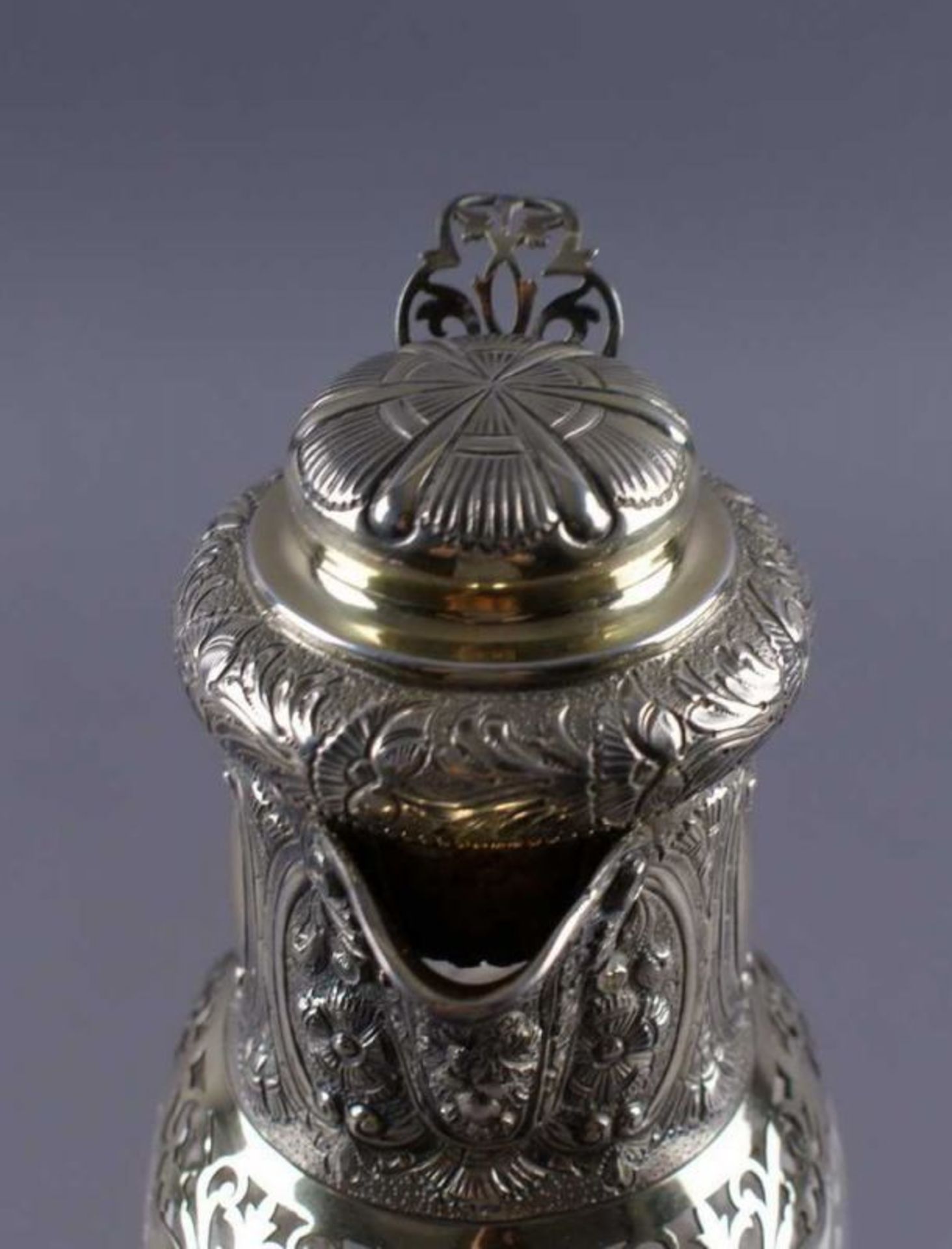 PAAR PRUNKVOLLE KARAFFEN wohl England/London, aus Silber und sehr fein geschliffenem Glas gefertigt, - Bild 10 aus 25