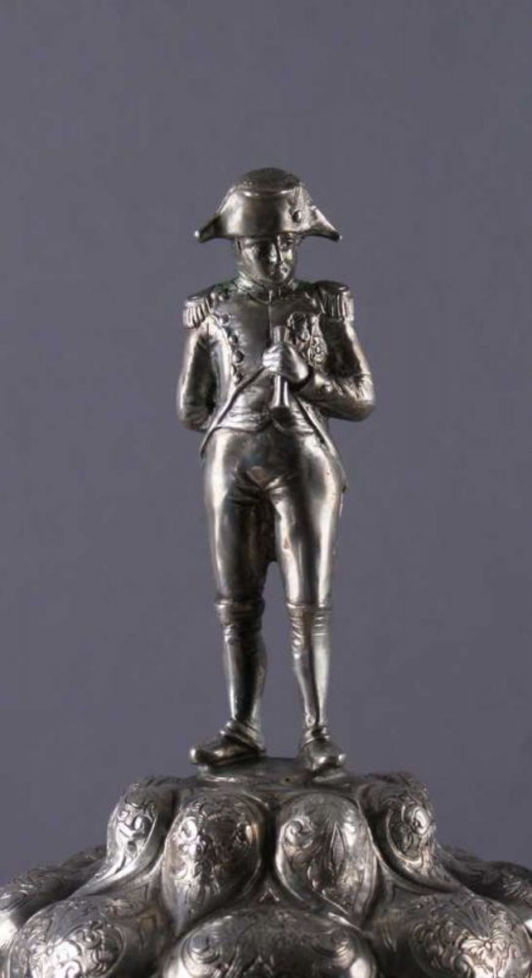 MONUMENTALER SILBER HUMPEN 19. JH, mit Skulptur des Napoleon auf dem Deckel, umseitig mit feinen - Bild 2 aus 22