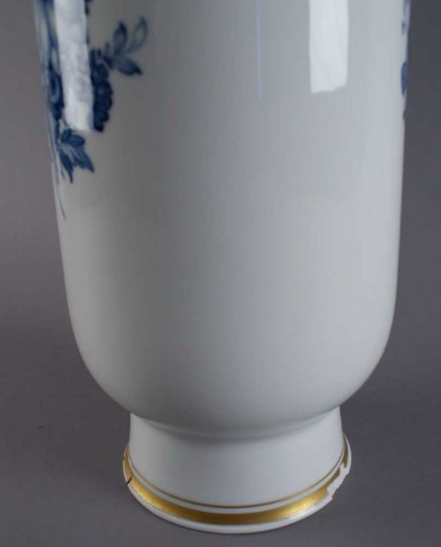 MEISSEN VASE 20. JH., Porzellan, mit blauem Blumendekor, Goldrand am Sockel und Schaft, Sockel - Bild 4 aus 5