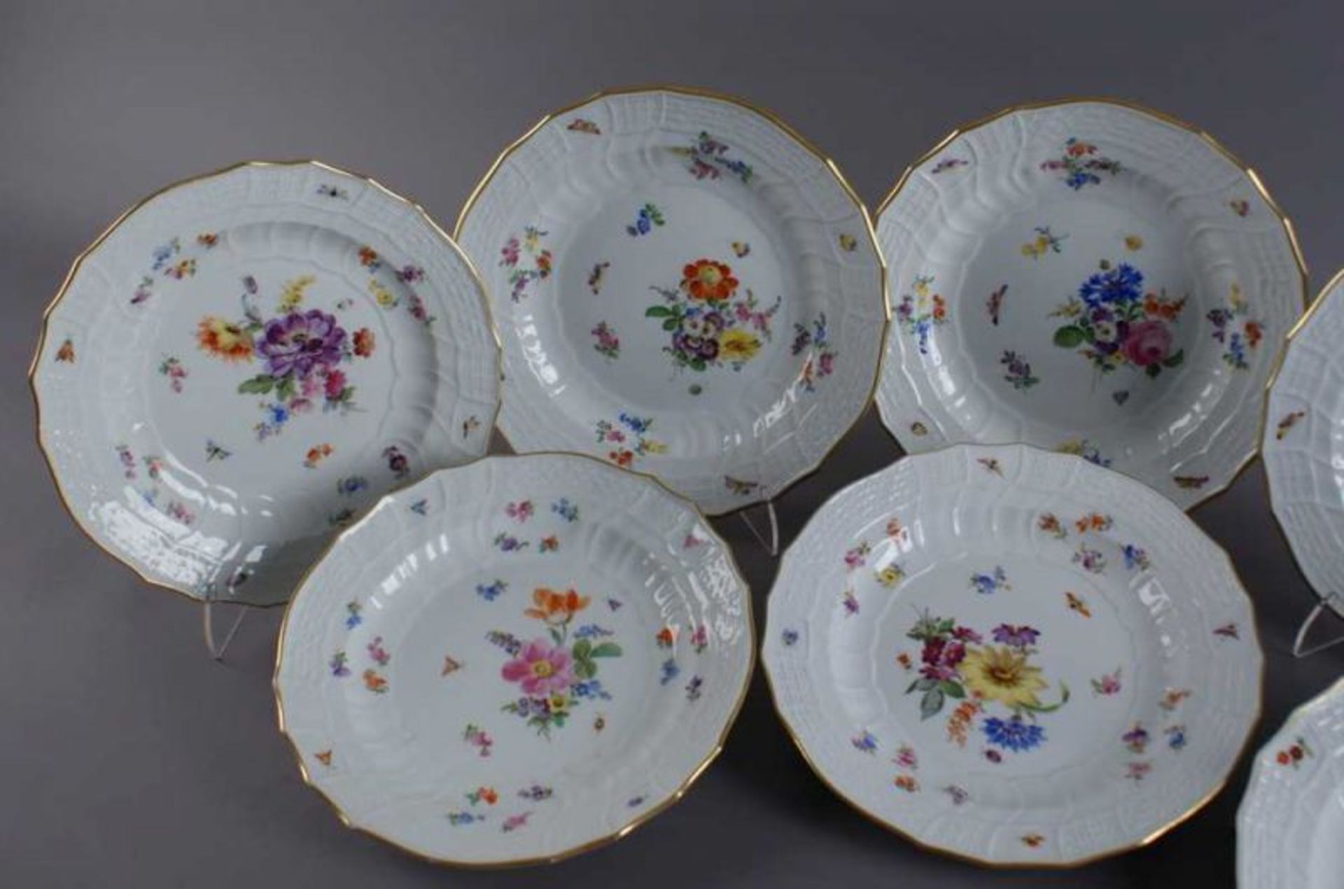 ACHT MEISSEN TELLER 19. JH., Porzellan, Goldrand, sieben Teller mit Blumendekor, Streublümchen und - Bild 3 aus 12