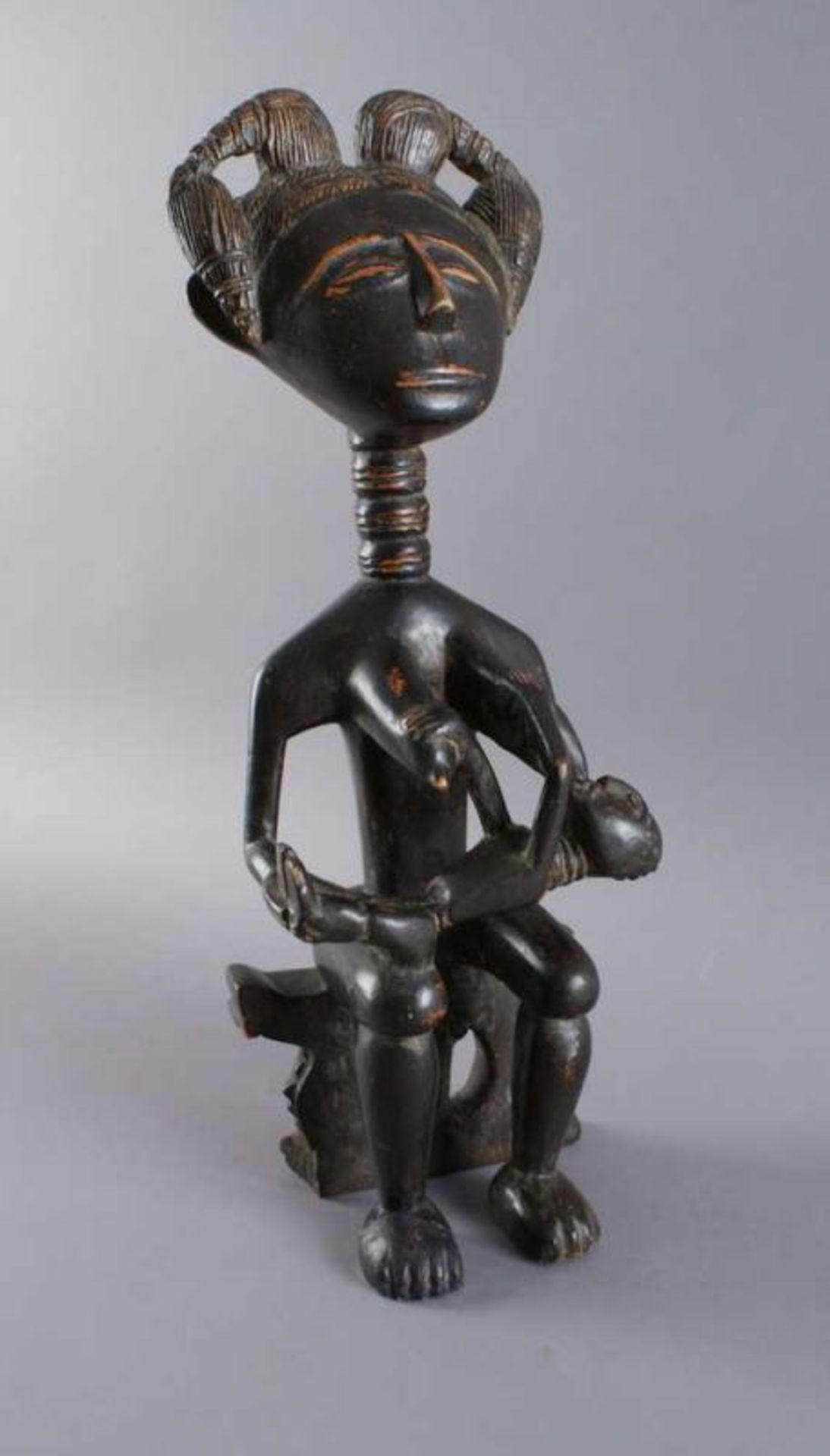 AFRIKANISCHE FIGUR 19. JH., afrikanische Fruchtbarkeitsfigur aus Holz geschnitzt, Mutter mit - Bild 2 aus 7
