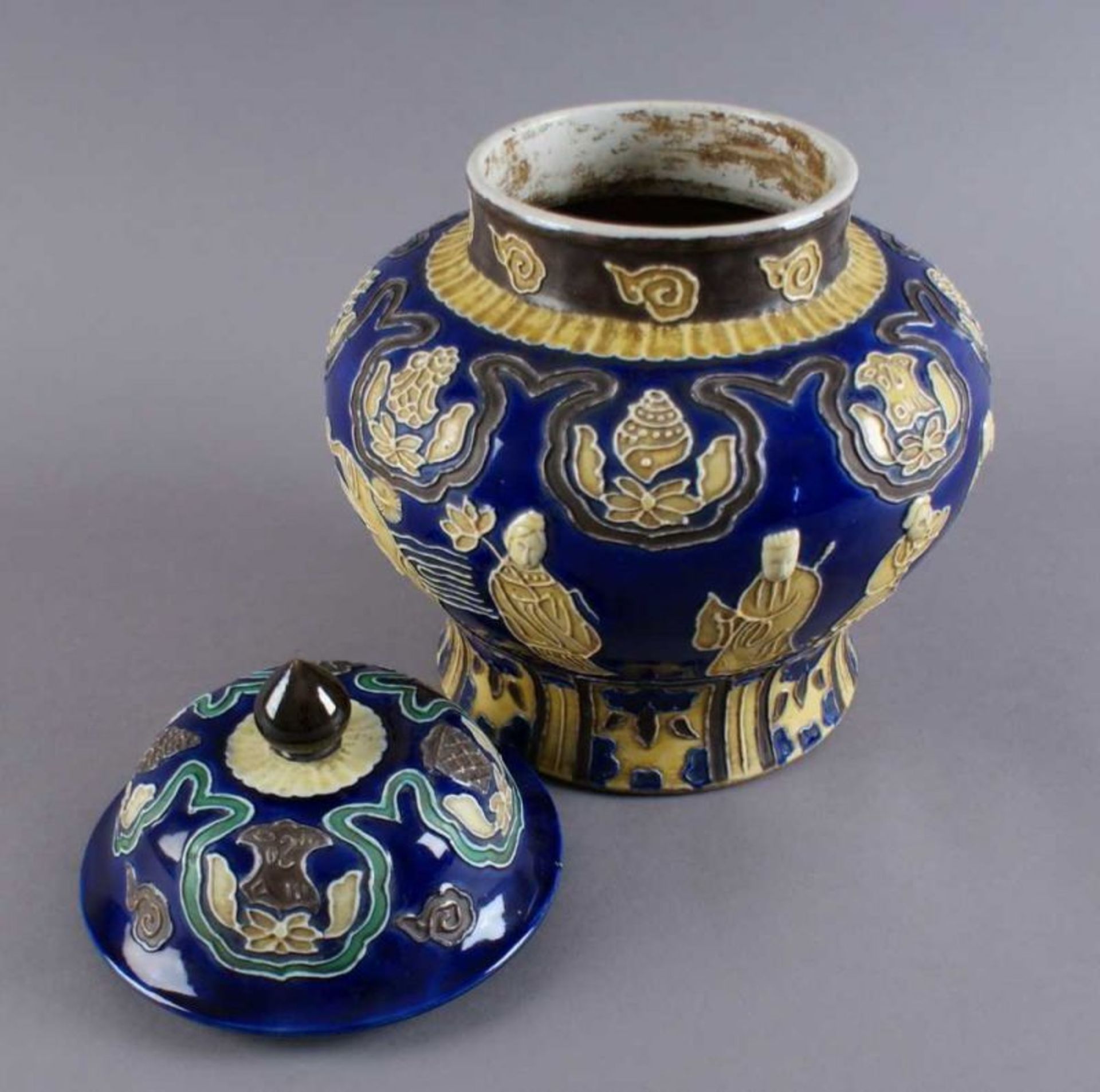 ASIATISCHE DECKELVASE / BONBONIERE blaugrundige, bauchige Keramik-Deckelvase, reliefartige - Bild 4 aus 4