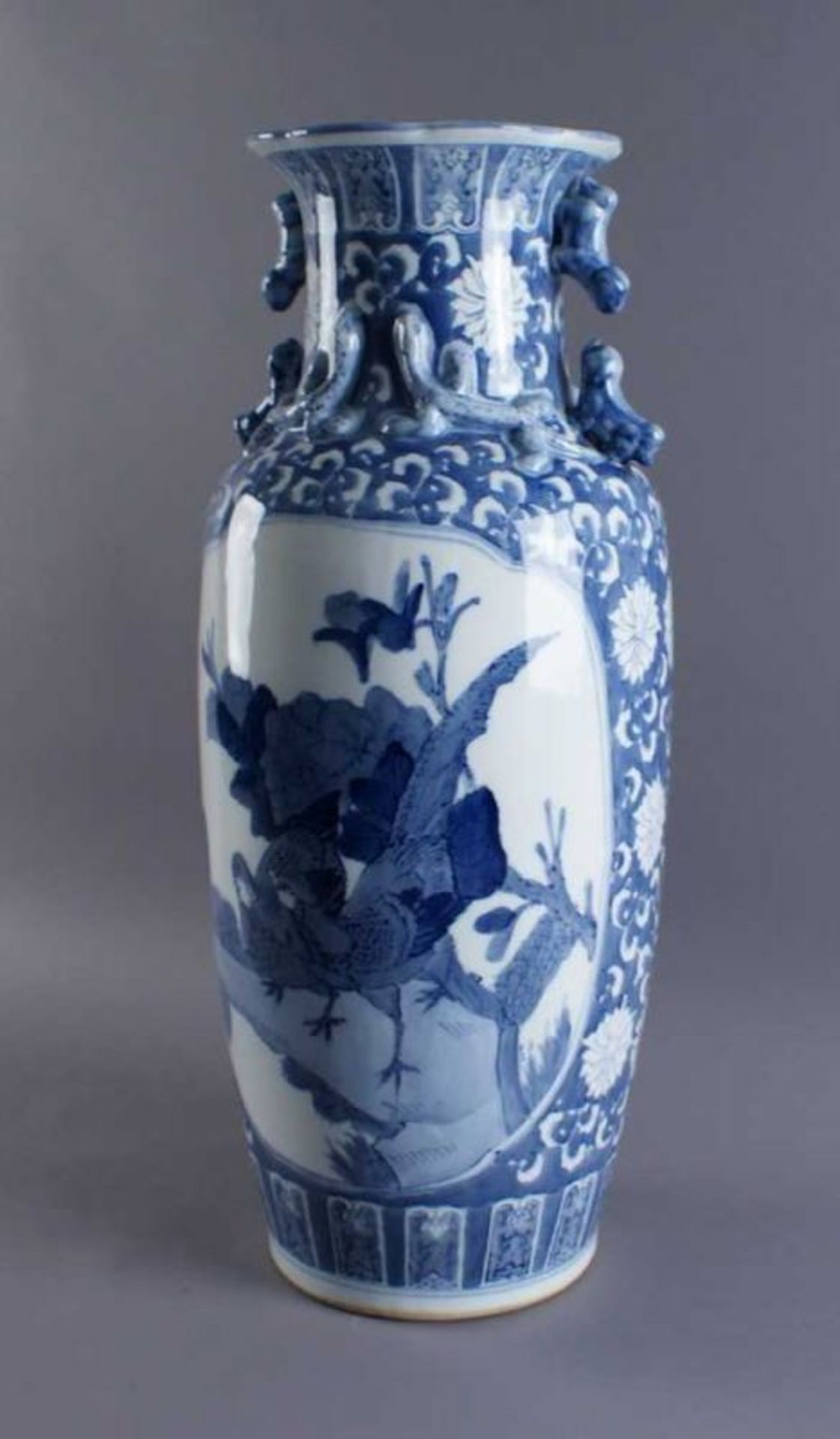 ASIATISCHE PORZELLANVASE China, wohl 19. JH, rote Bodenmarke mit chinesischen Schriftzeichen, sich - Bild 5 aus 7