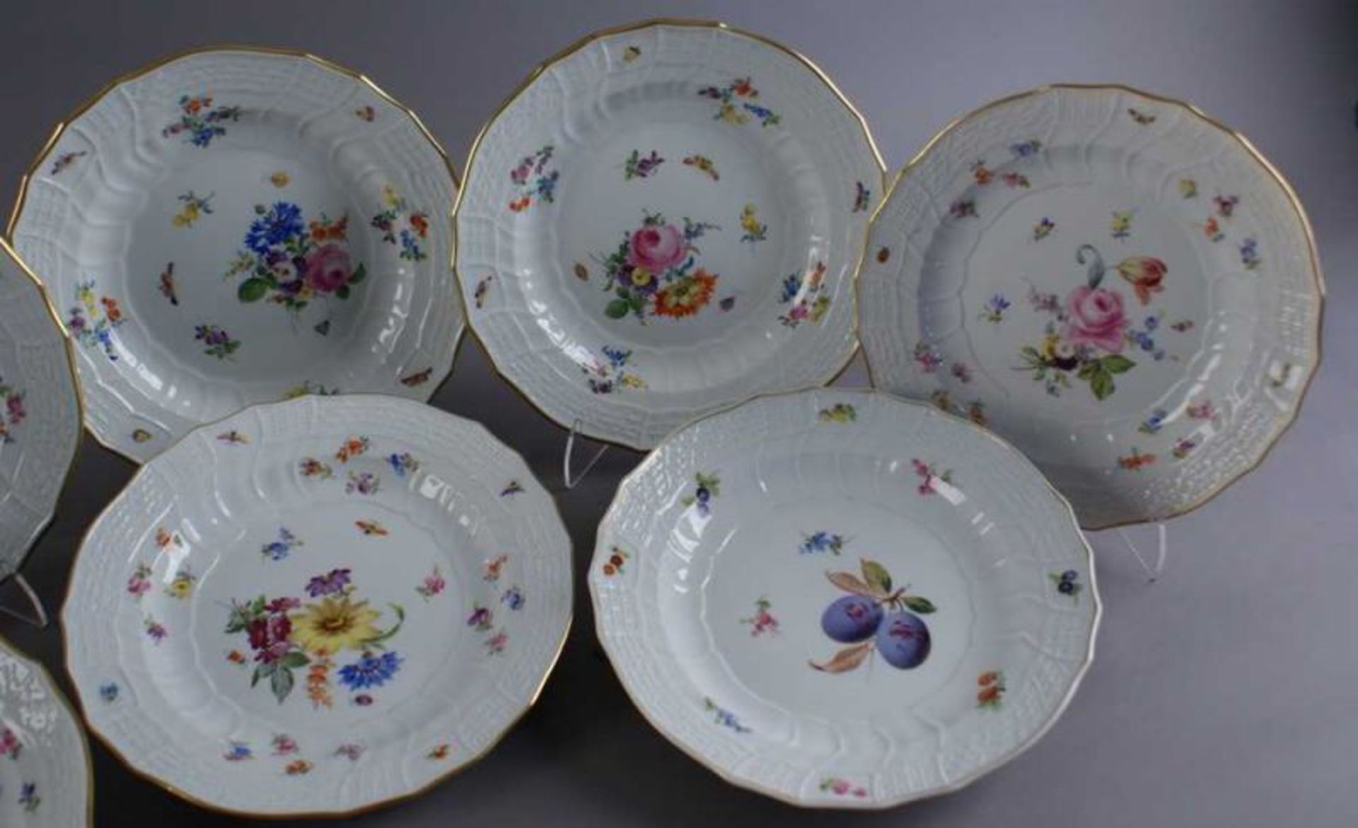 ACHT MEISSEN TELLER 19. JH., Porzellan, Goldrand, sieben Teller mit Blumendekor, Streublümchen und - Bild 2 aus 12