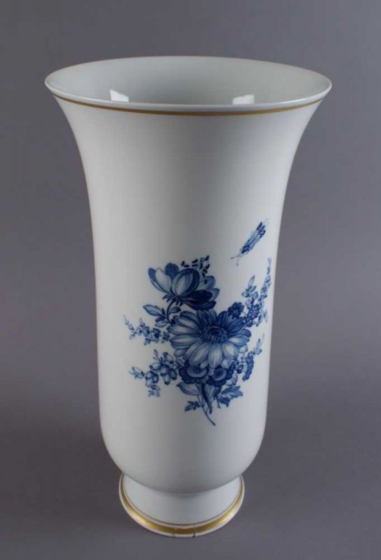 MEISSEN VASE 20. JH., Porzellan, mit blauem Blumendekor, Goldrand am Sockel und Schaft, Sockel - Bild 2 aus 5