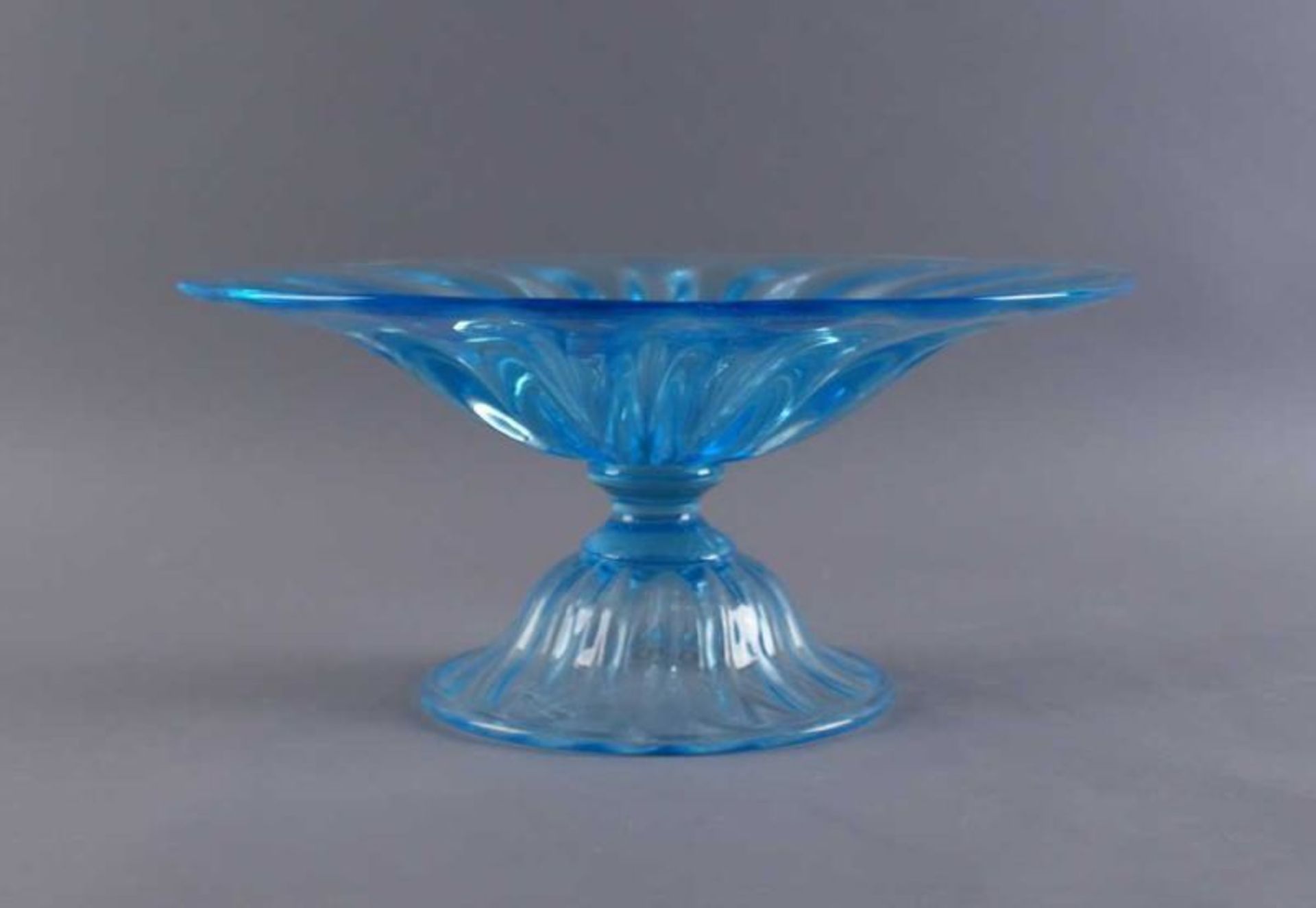 MURANO SCHALE / TAFELAUFSATZ 20. JH., Murano Schale aus türkisblauem Glas, mit Gravur am Sockel, H