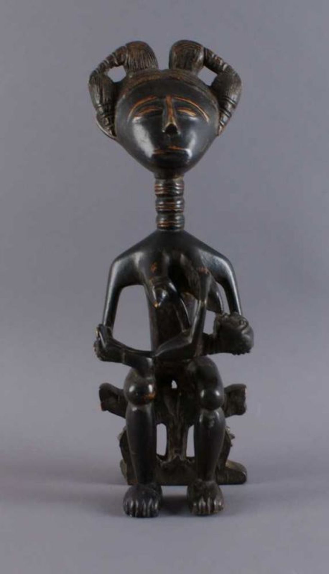 AFRIKANISCHE FIGUR 19. JH., afrikanische Fruchtbarkeitsfigur aus Holz geschnitzt, Mutter mit