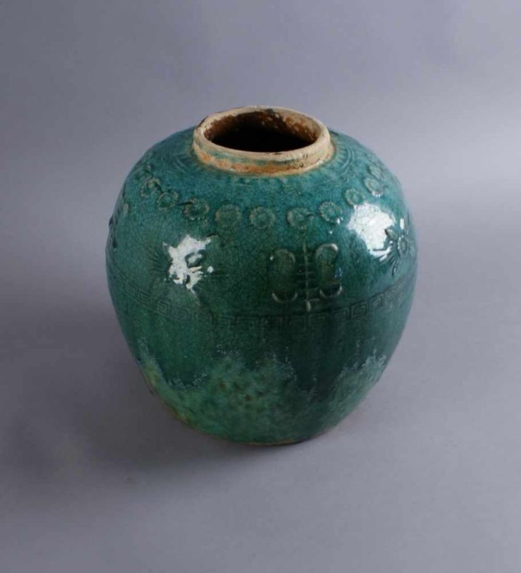 BLUMENVASE China, wohl 17. JH., bauchige Tonvase, grün glasiert, H 22 cm Durchmesser 21 cm 20.17 % - Bild 3 aus 5