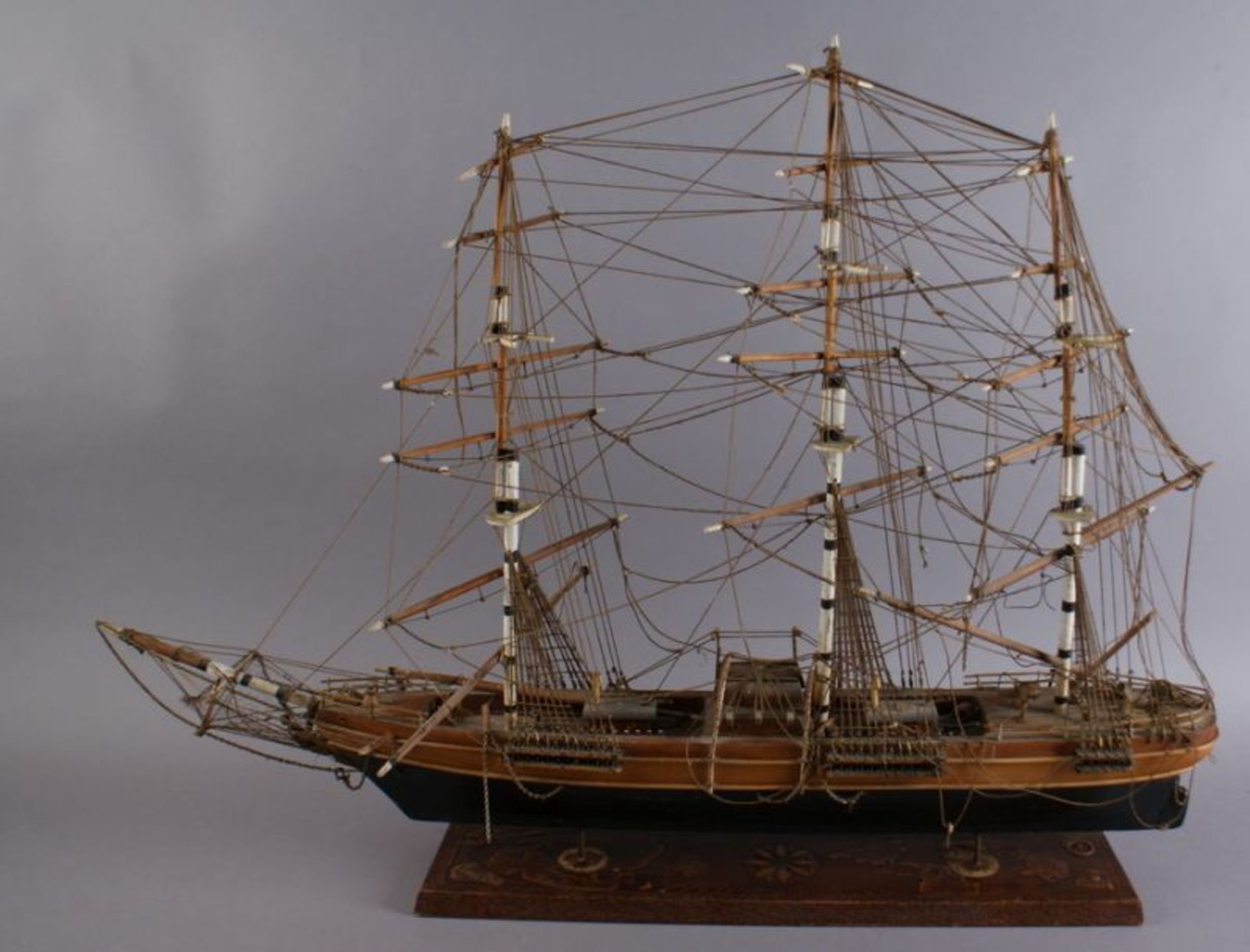 SEGELSCHIFF | MODELLSCHIFF grosses Modellschiff auf Sockel mit Prägeleder, besch., 67 x 90 x 15 cm - Bild 4 aus 5