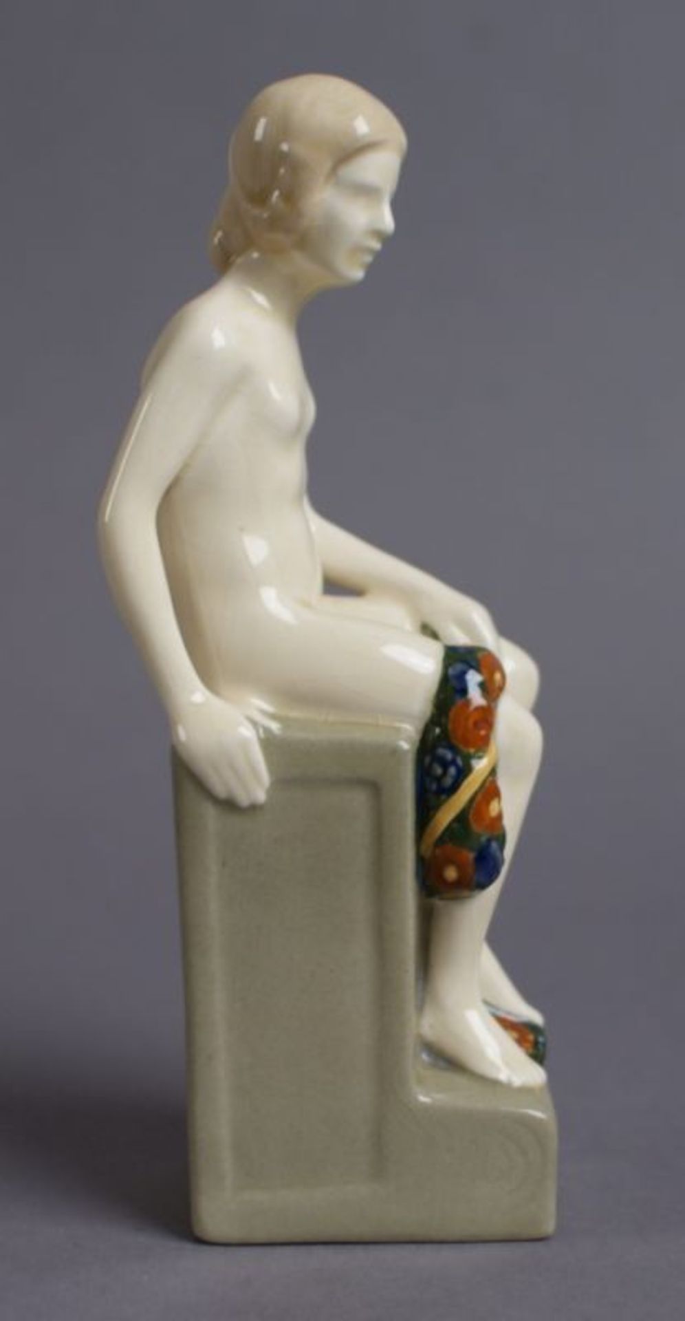 WÄCHTERSBACH Skulptur eines sitzenden, weiblichen Aktes mit Blumengirlande über dem Schoss, - Bild 2 aus 7