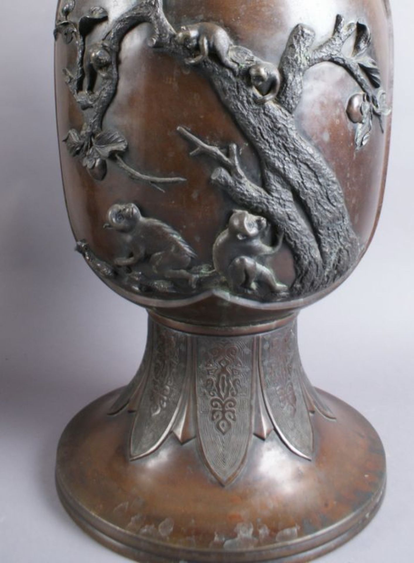 PAAR BRONZE VASEN Japan, 19. JH, zwei grosse Vasen mit Reliefdekor, Darstellung von spielenden Affen - Bild 4 aus 11