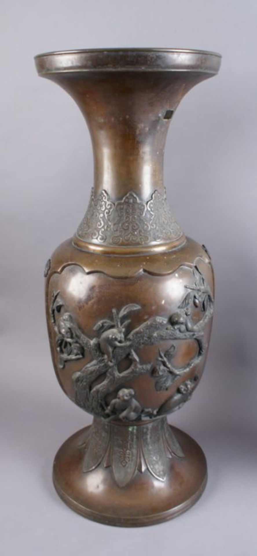PAAR BRONZE VASEN Japan, 19. JH, zwei grosse Vasen mit Reliefdekor, Darstellung von spielenden Affen - Bild 8 aus 11