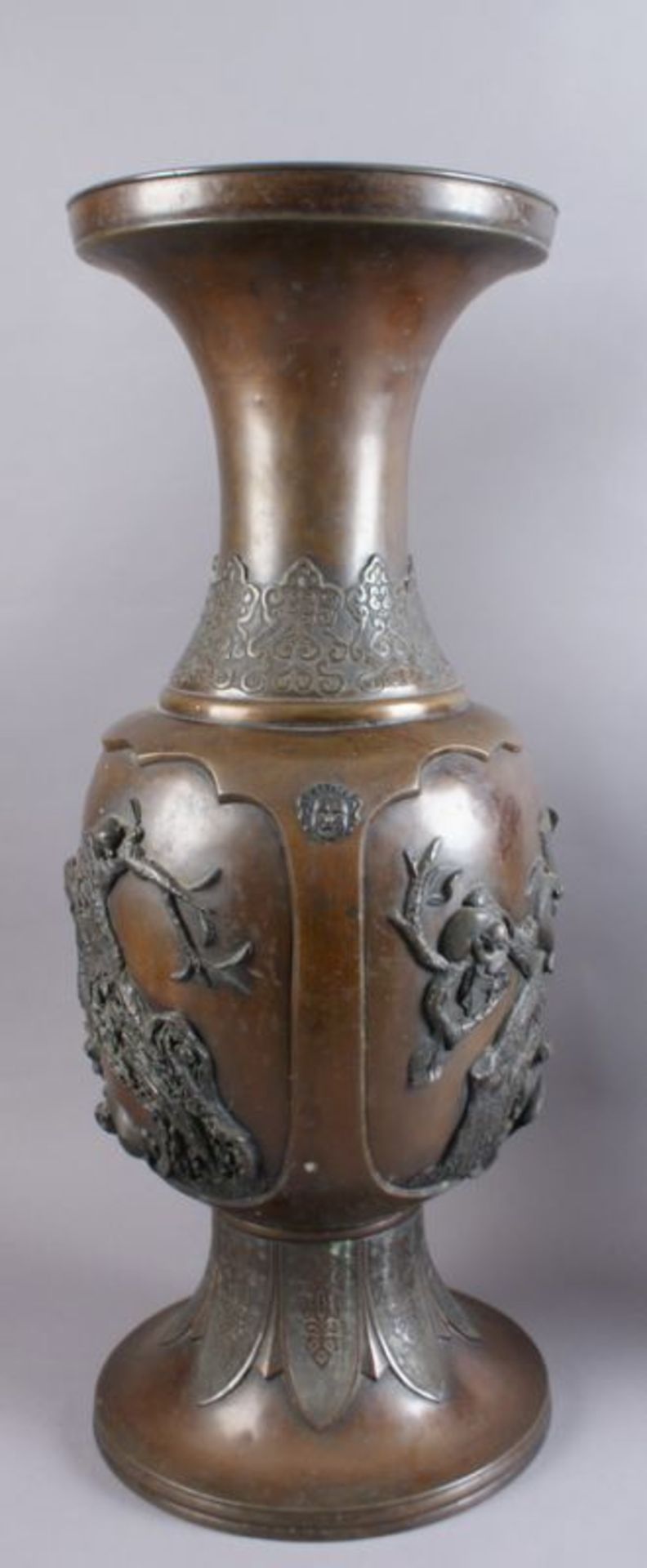PAAR BRONZE VASEN Japan, 19. JH, zwei grosse Vasen mit Reliefdekor, Darstellung von spielenden Affen - Bild 10 aus 11