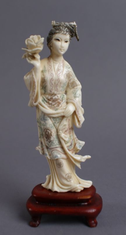 OKIMONO Japan, 19. JH, fein geschnitzte und gravierte Skulptur aus Elfenbein einer Geisha mit