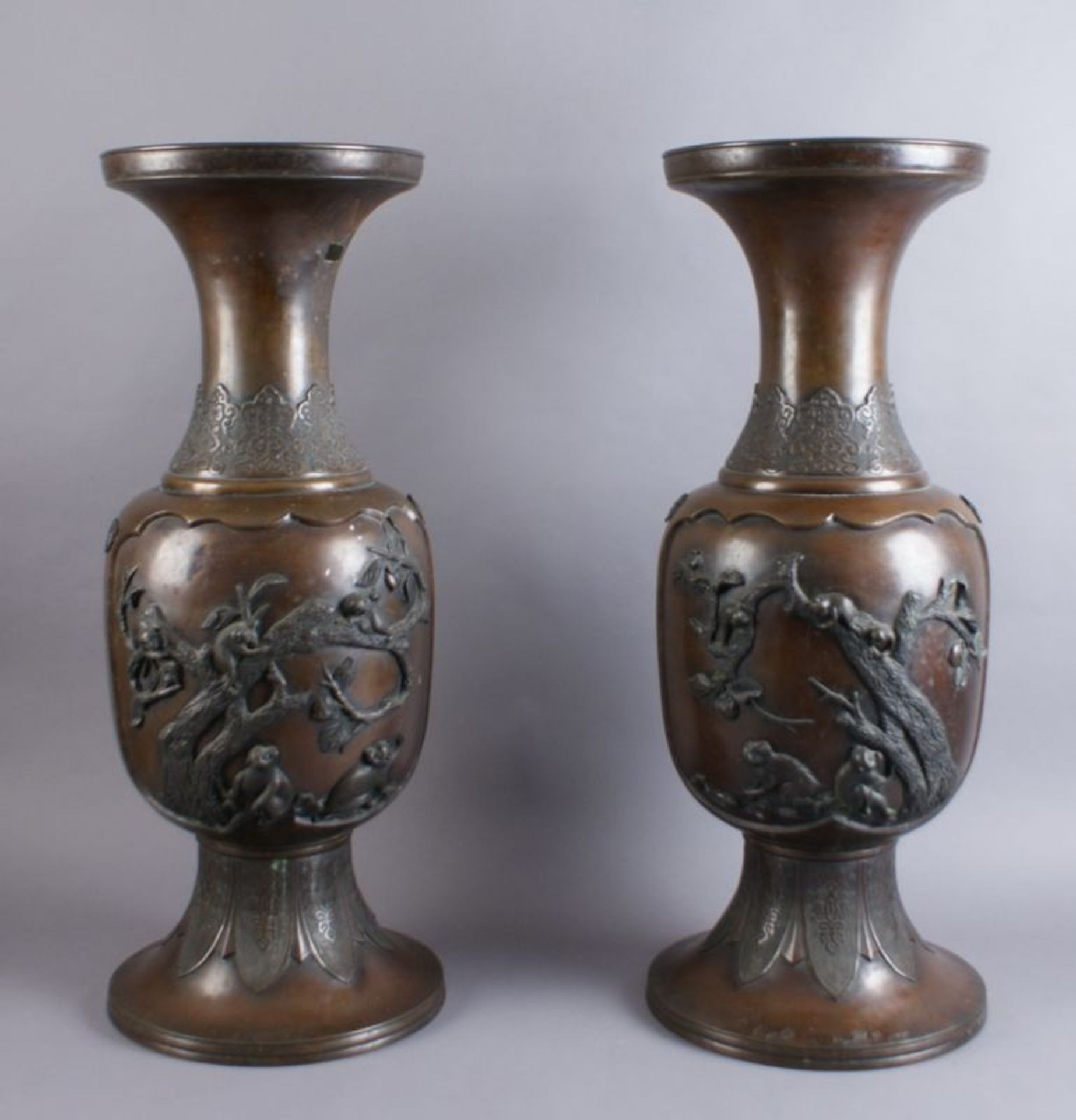 PAAR BRONZE VASEN Japan, 19. JH, zwei grosse Vasen mit Reliefdekor, Darstellung von spielenden Affen