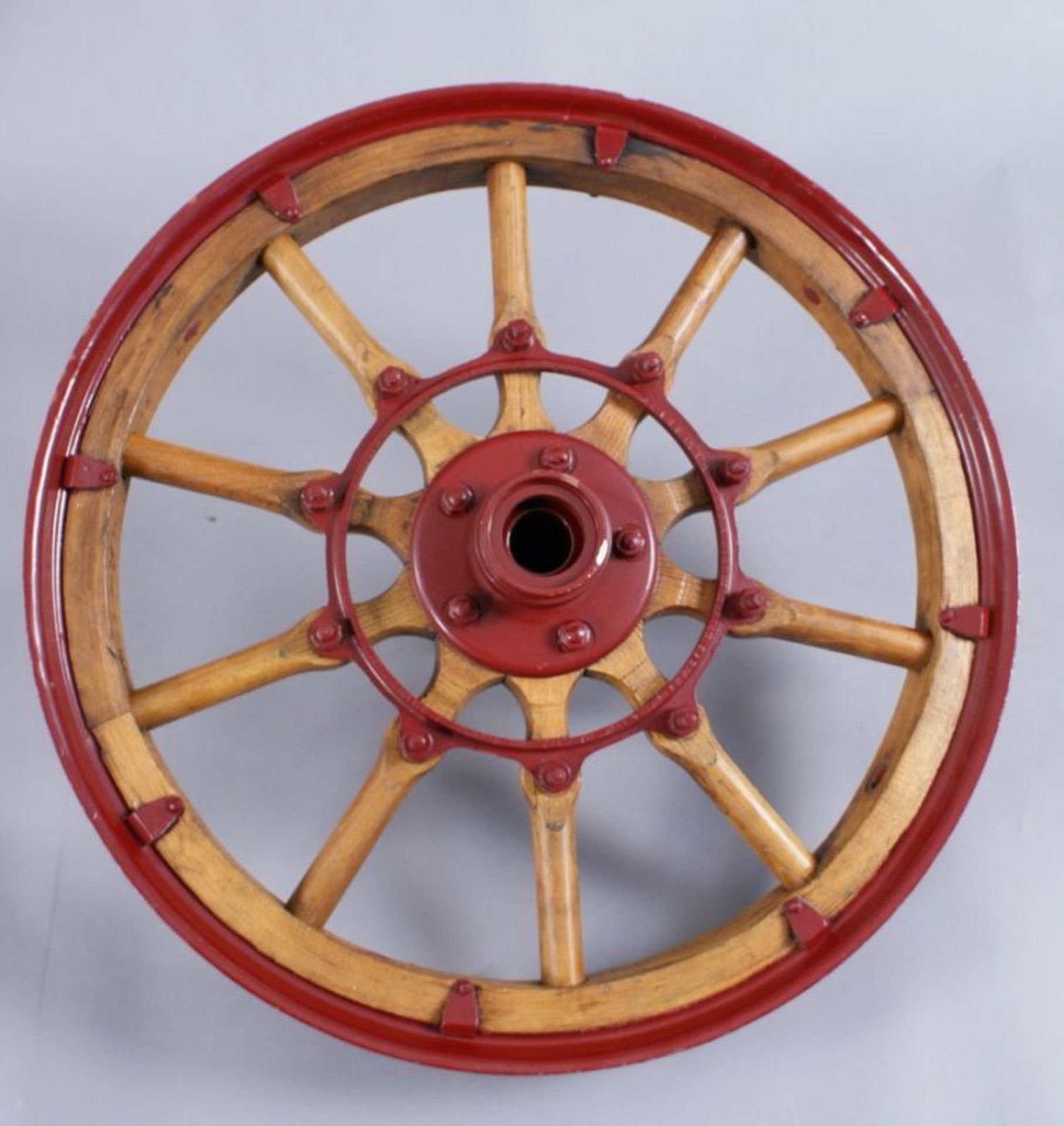 ZWEI ALTE AUTORÄDER Oldtimerfelgen aus Metall mit Holz, rot lackiert, wohl 20er/30er Jahre, - Bild 6 aus 7
